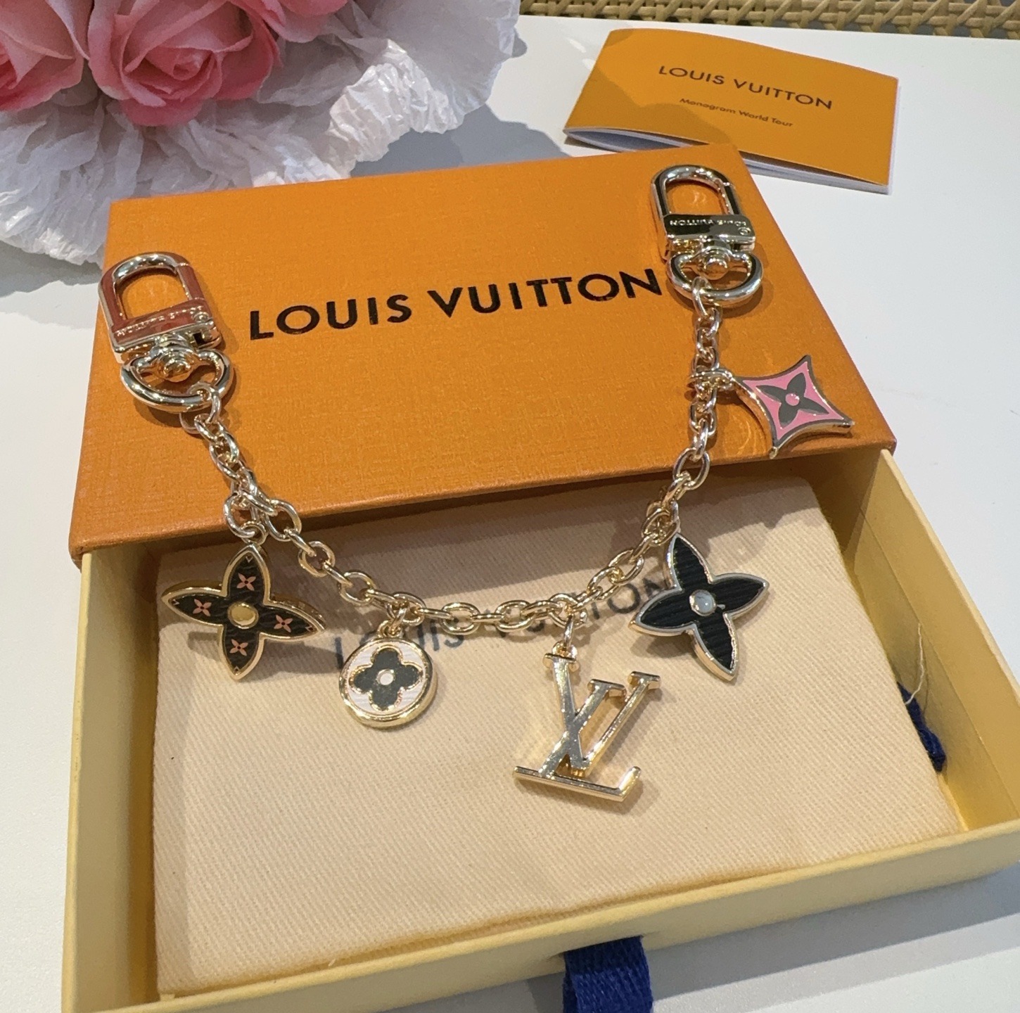  。lv钥匙扣 官网M01188  包包挂饰
SPring Street Chain 包饰将 Monog