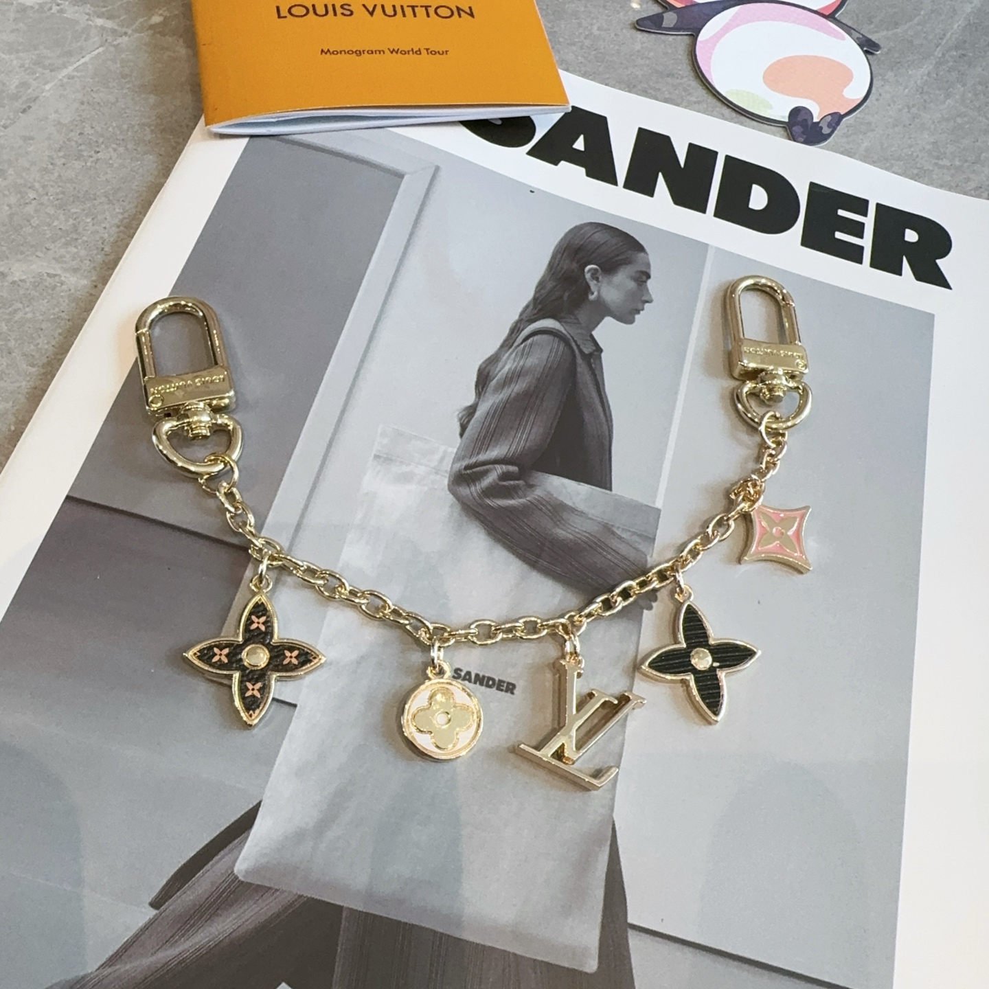  。lv钥匙扣 官网M01188  包包挂饰
SPring Street Chain 包饰将 Monog