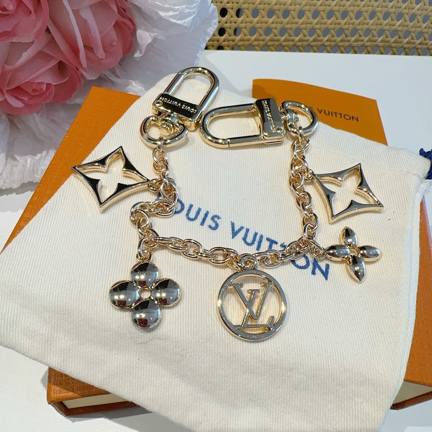   LV钥匙扣 包包挂链 挂件 金色
M01188 SPring Street Chain 包饰将 Mo