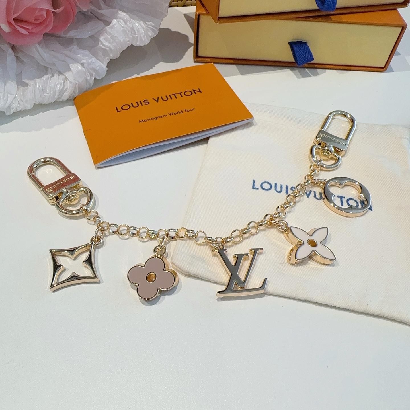  。 lv钥匙扣 包包挂链 挂饰
Fleur de Monogram 包饰链条聚焦经典 Monogram