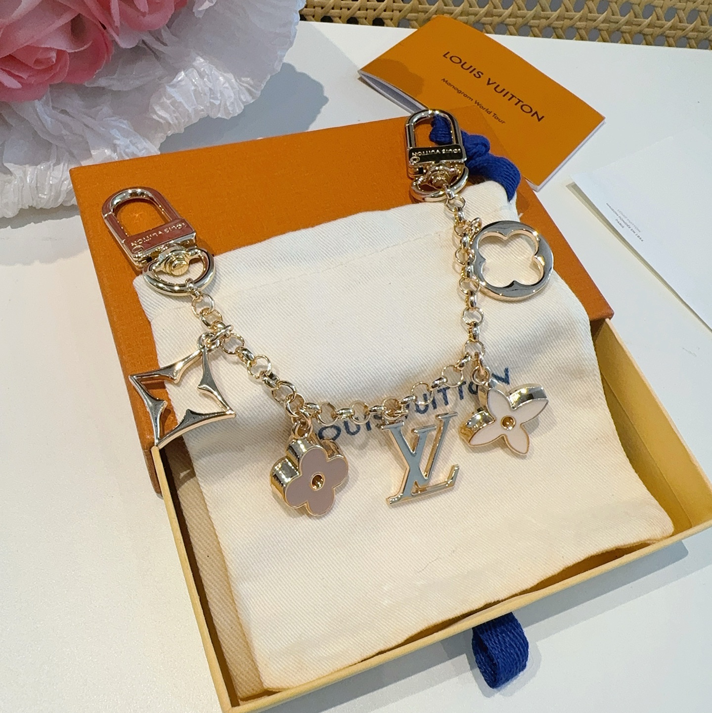  。 lv钥匙扣 包包挂链 挂饰
Fleur de Monogram 包饰链条聚焦经典 Monogram