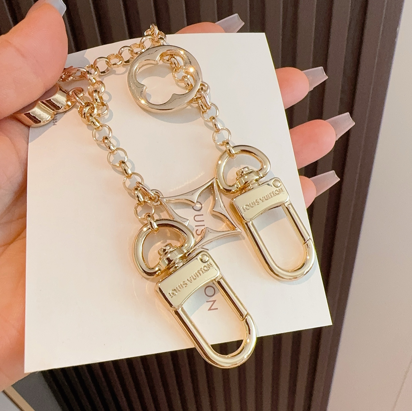  。 lv钥匙扣 包包挂链 挂饰
Fleur de Monogram 包饰链条聚焦经典 Monogram