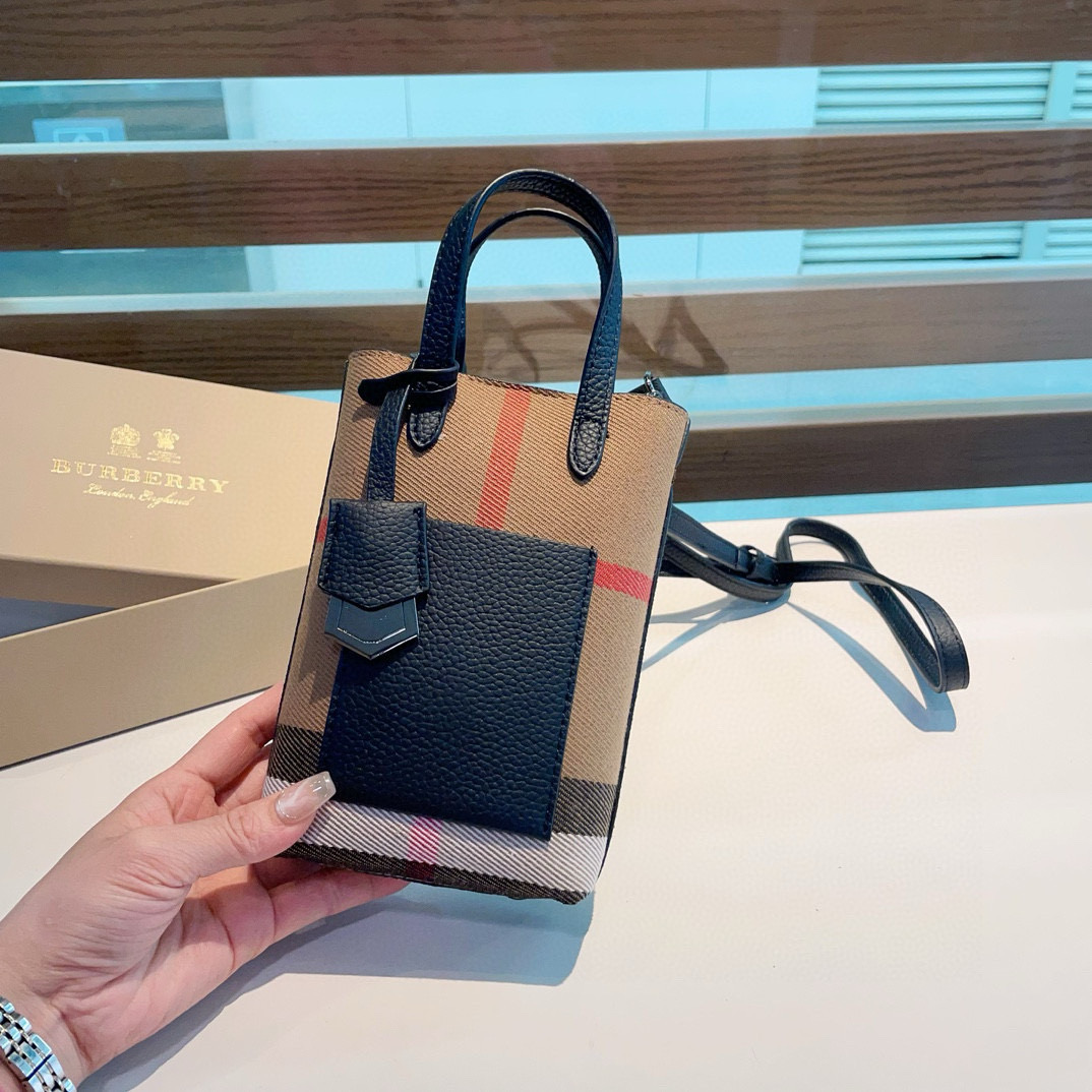  ❤️Burberry巴宝莉手机包，经典格子帆布拼接牛皮，斜挎小包官网同款
生活出门不需要带现金的时代，