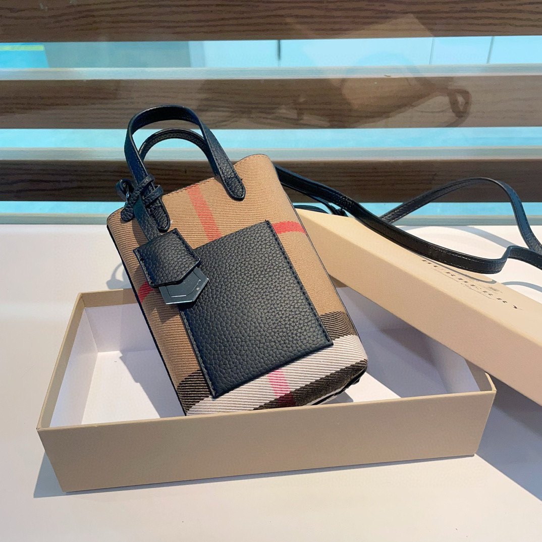  ❤️Burberry巴宝莉手机包，经典格子帆布拼接牛皮，斜挎小包官网同款
生活出门不需要带现金的时代，