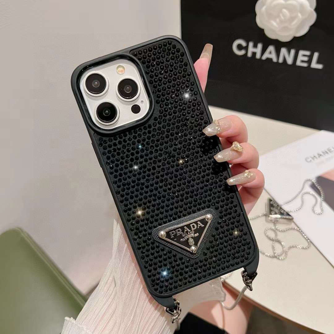 配三角标链条。Prada 官网同步 普拉达手机壳 全包壳链条⛓️斜挎手机壳 纯手工贴钻 bingbin