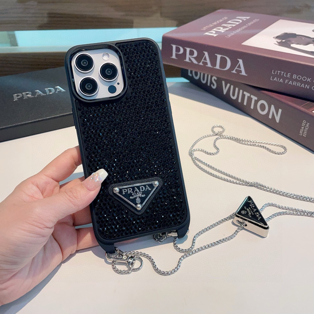 配三角标链条。Prada 官网同步 普拉达手机壳 全包壳链条⛓️斜挎手机壳 纯手工贴钻 bingbin