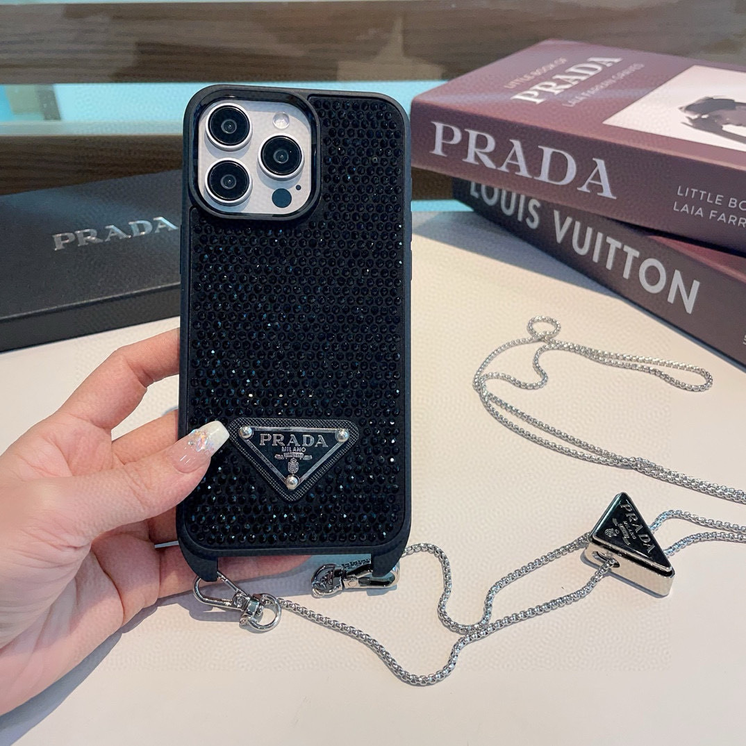 配三角标链条。Prada 官网同步 普拉达手机壳 全包壳链条⛓️斜挎手机壳 纯手工贴钻 bingbin