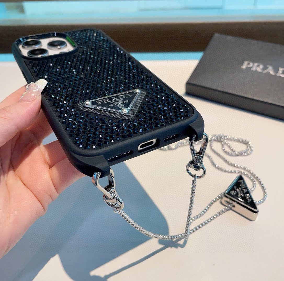 配三角标链条。Prada 官网同步 普拉达手机壳 全包壳链条⛓️斜挎手机壳 纯手工贴钻 bingbin