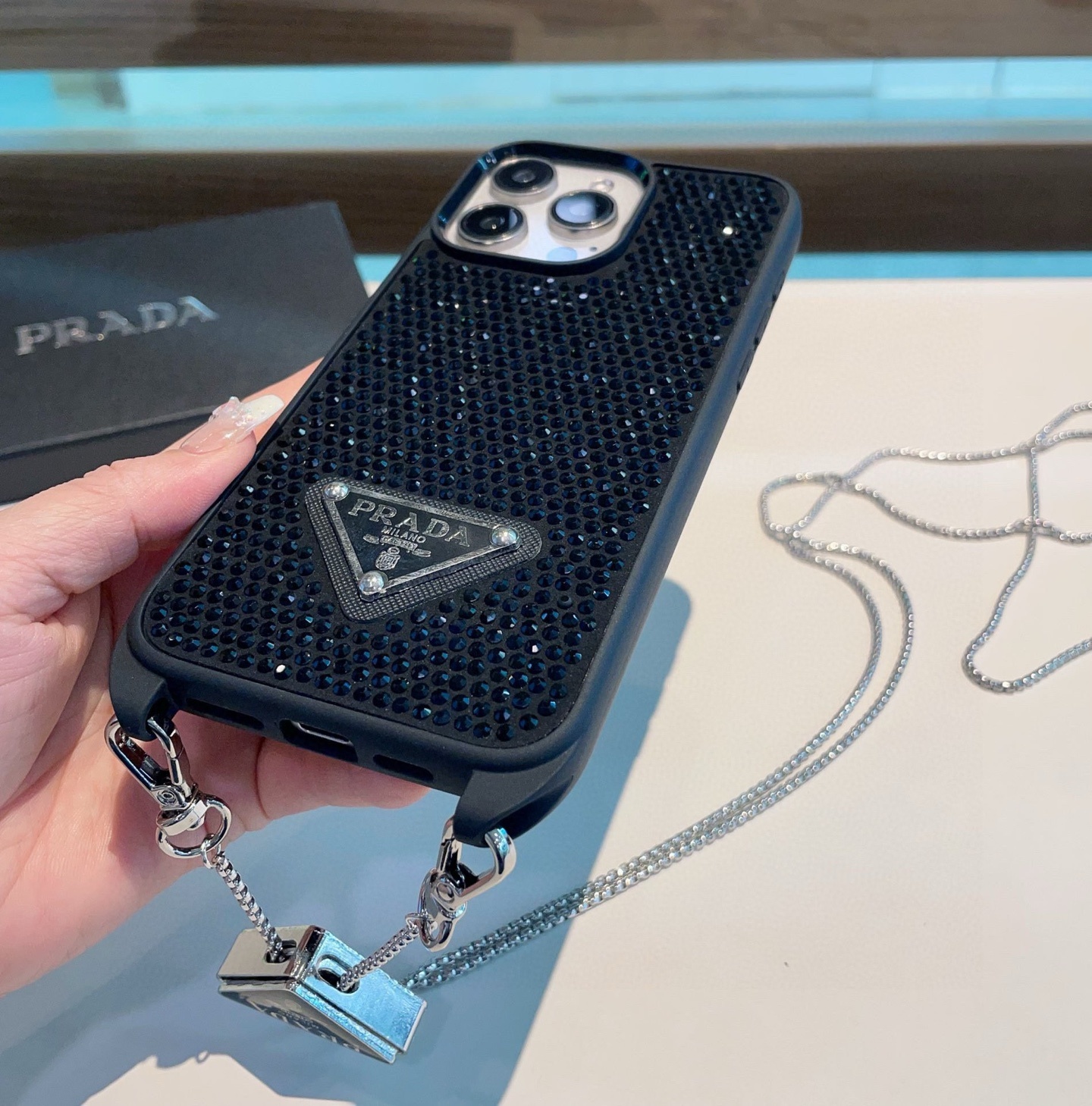 配三角标链条。Prada 官网同步 普拉达手机壳 全包壳链条⛓️斜挎手机壳 纯手工贴钻 bingbin