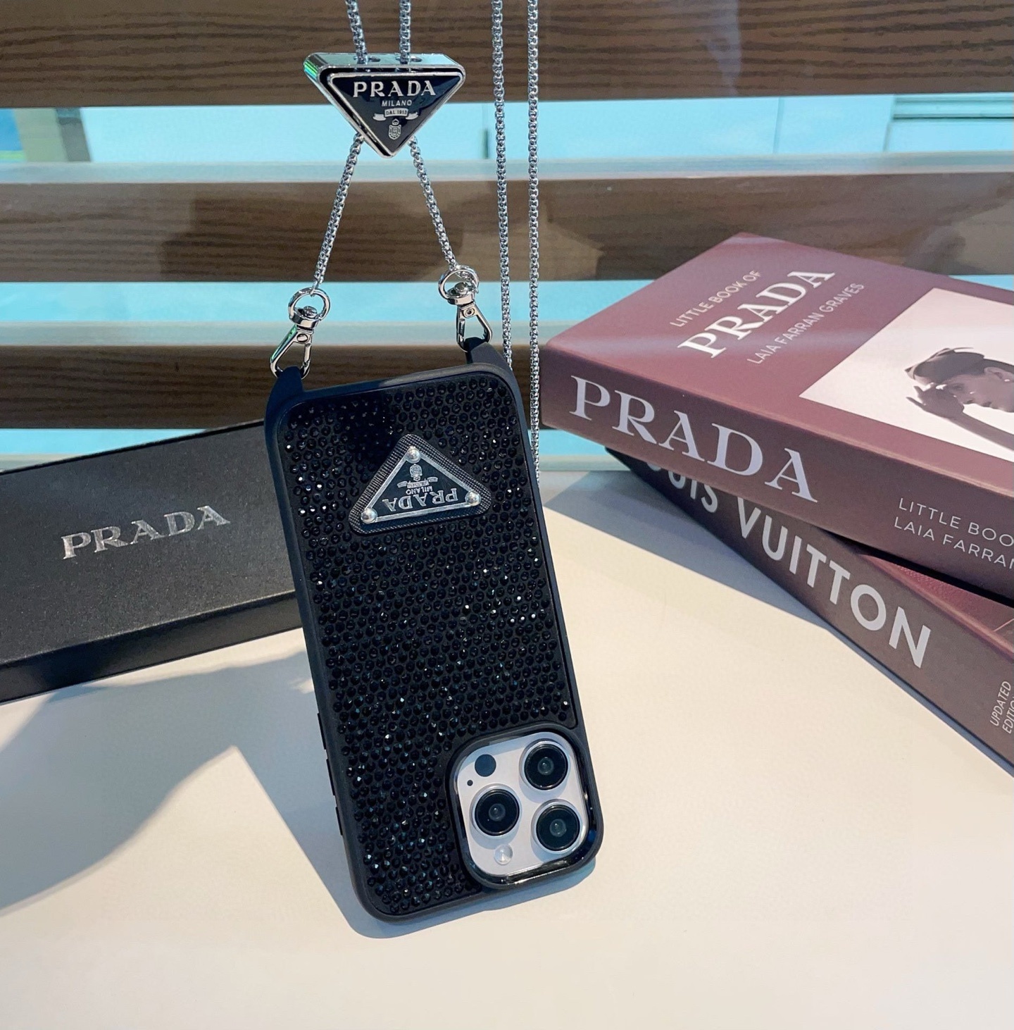 配三角标链条。Prada 官网同步 普拉达手机壳 全包壳链条⛓️斜挎手机壳 纯手工贴钻 bingbin