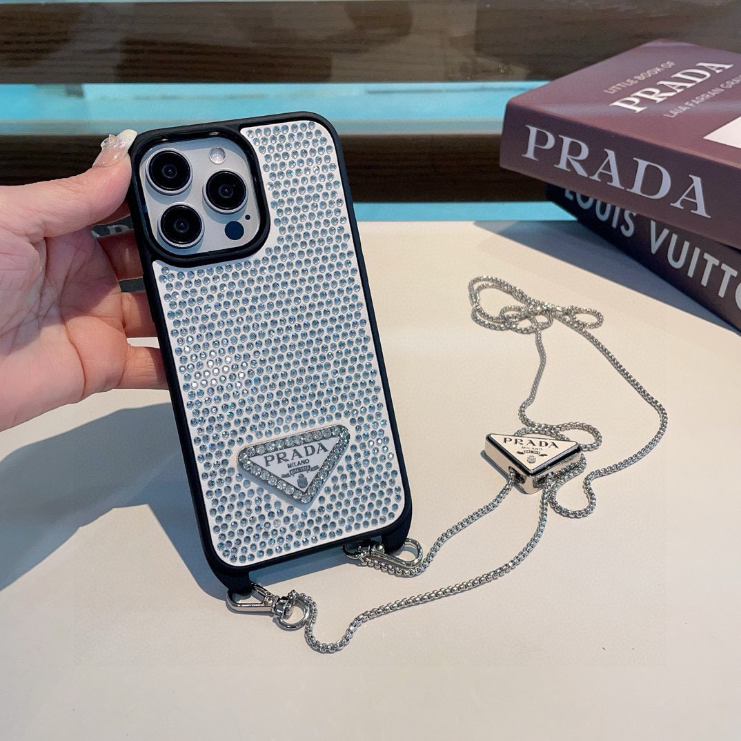 配三角标链条。Prada 官网同步 普拉达手机壳 全包壳链条⛓️斜挎手机壳 纯手工贴钻 bingbin