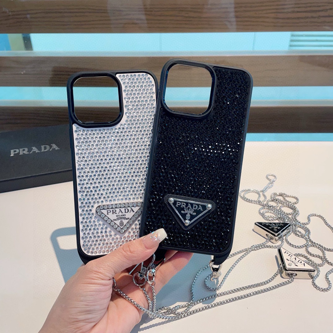 配三角标链条。Prada 官网同步 普拉达手机壳 全包壳链条⛓️斜挎手机壳 纯手工贴钻 bingbin