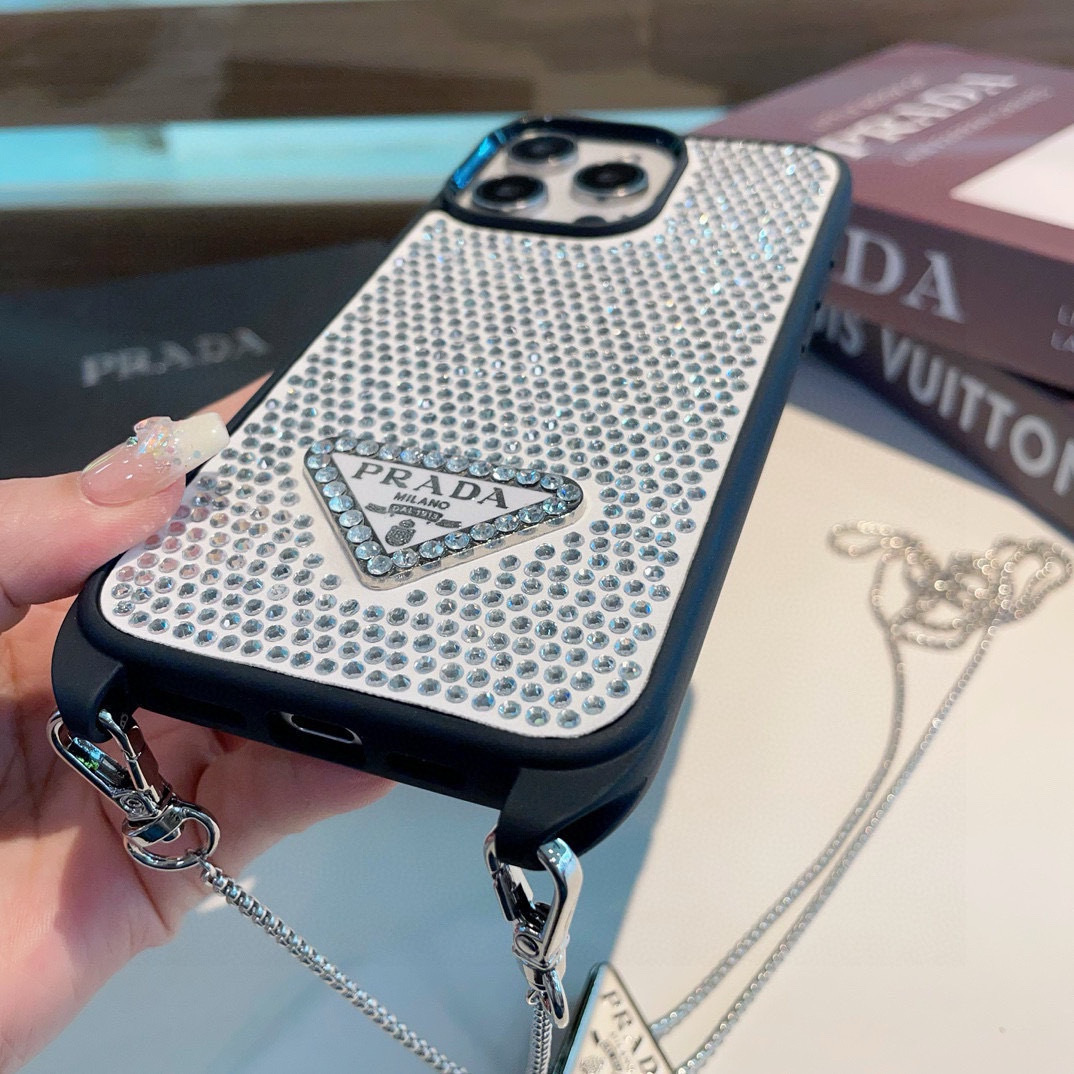 配三角标链条。Prada 官网同步 普拉达手机壳 全包壳链条⛓️斜挎手机壳 纯手工贴钻 bingbin