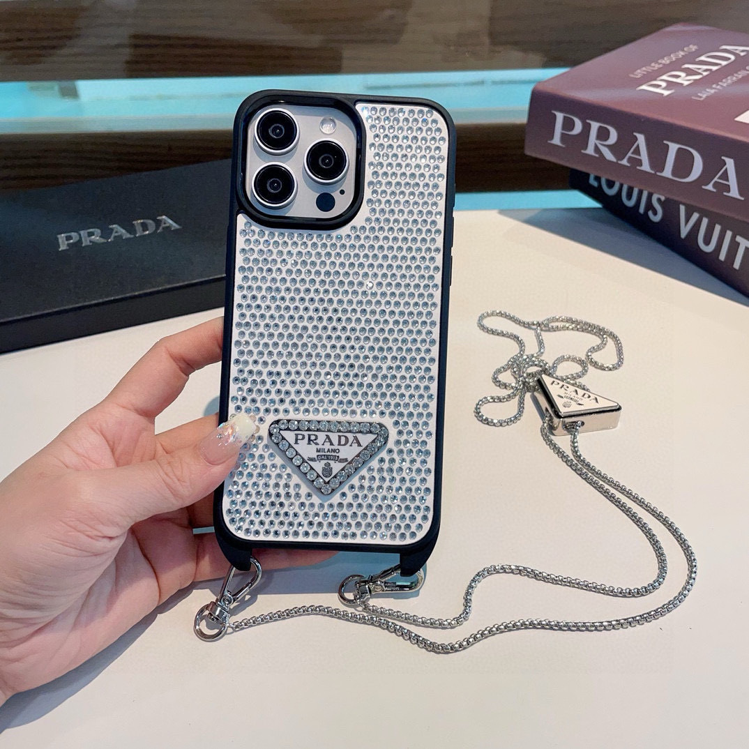 配三角标链条。Prada 官网同步 普拉达手机壳 全包壳链条⛓️斜挎手机壳 纯手工贴钻 bingbin