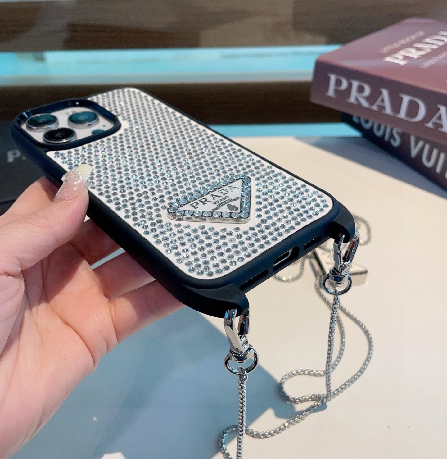配三角标链条。Prada 官网同步 普拉达手机壳 全包壳链条⛓️斜挎手机壳 纯手工贴钻 bingbin