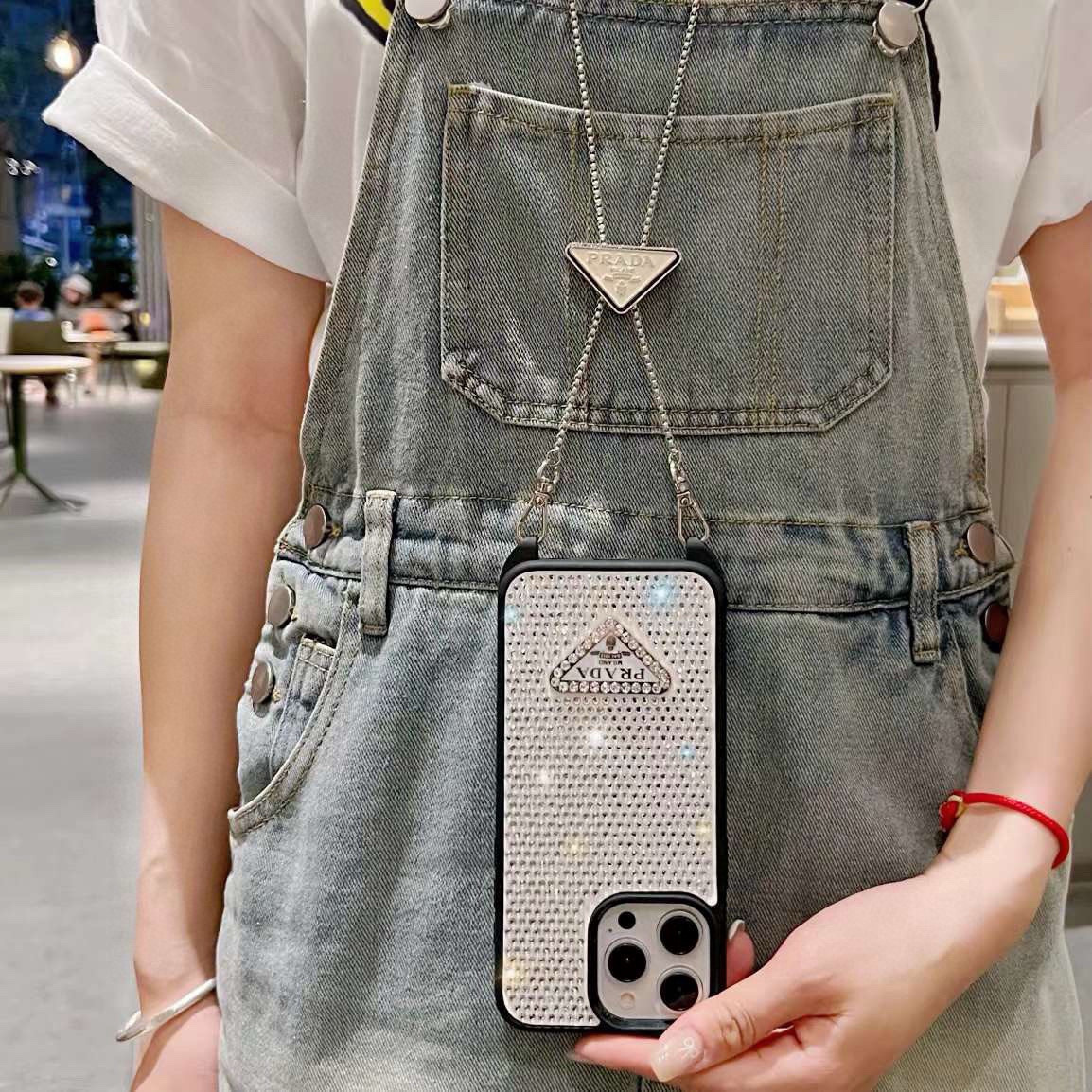 配三角标链条。Prada 官网同步 普拉达手机壳 全包壳链条⛓️斜挎手机壳 纯手工贴钻 bingbin