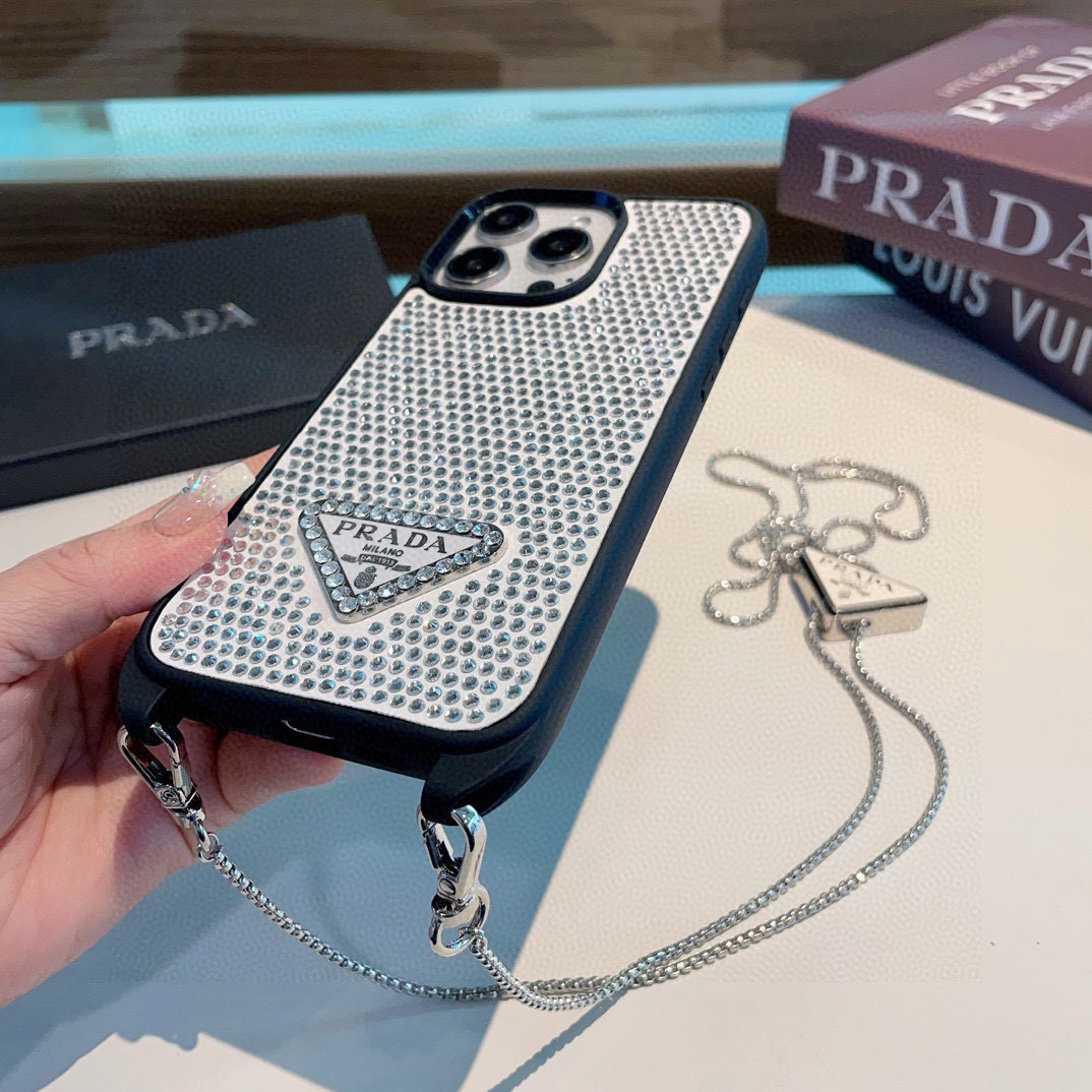 配三角标链条。Prada 官网同步 普拉达手机壳 全包壳链条⛓️斜挎手机壳 纯手工贴钻 bingbin