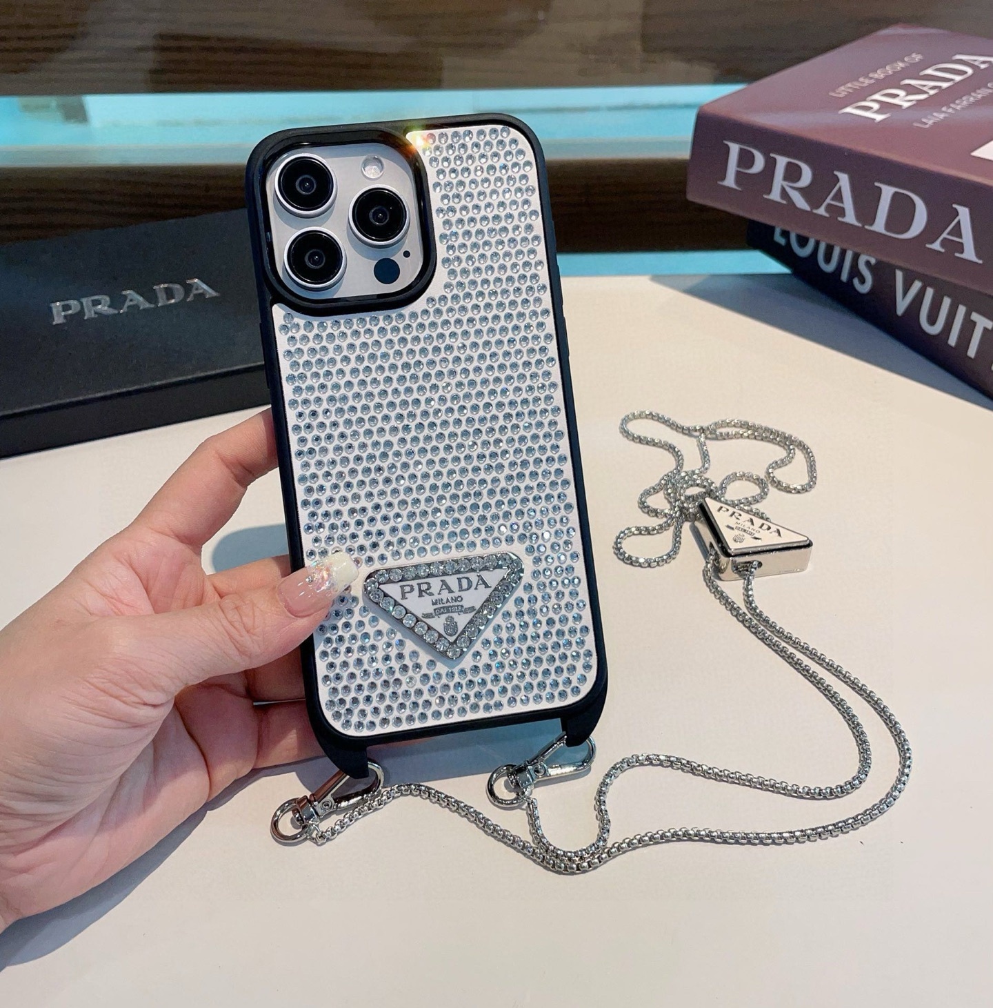 配三角标链条。Prada 官网同步 普拉达手机壳 全包壳链条⛓️斜挎手机壳 纯手工贴钻 bingbin