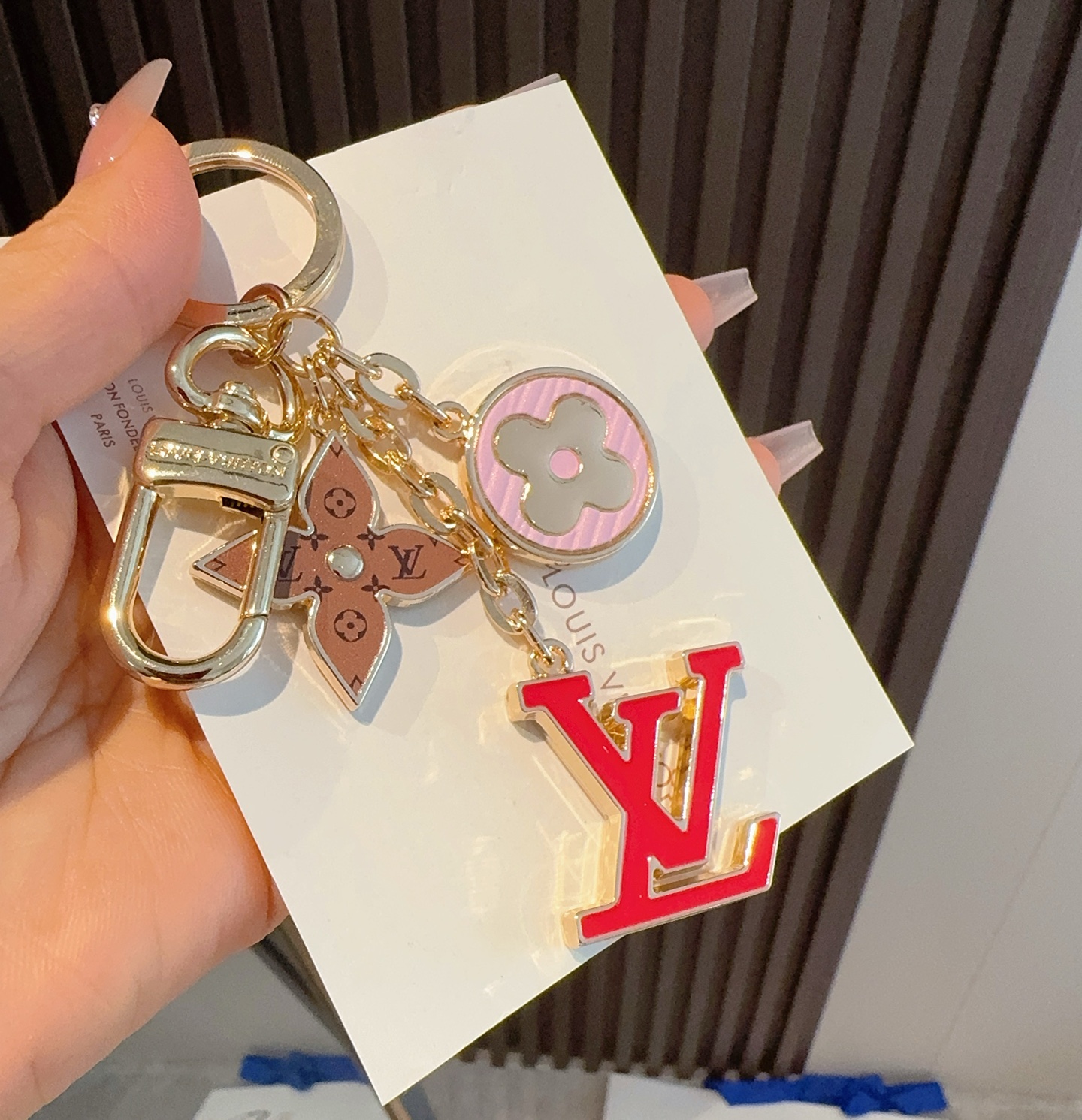  。Lv 钥匙扣包挂件
SPring Street Chain 包饰将 Monogram 花卉和 LV 