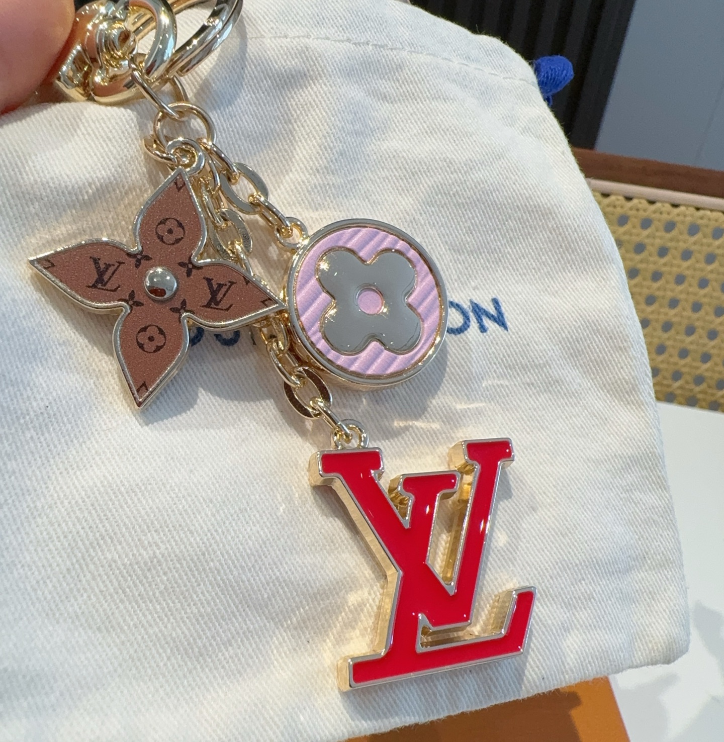 。Lv 钥匙扣包挂件
SPring Street Chain 包饰将 Monogram 花卉和 LV 
