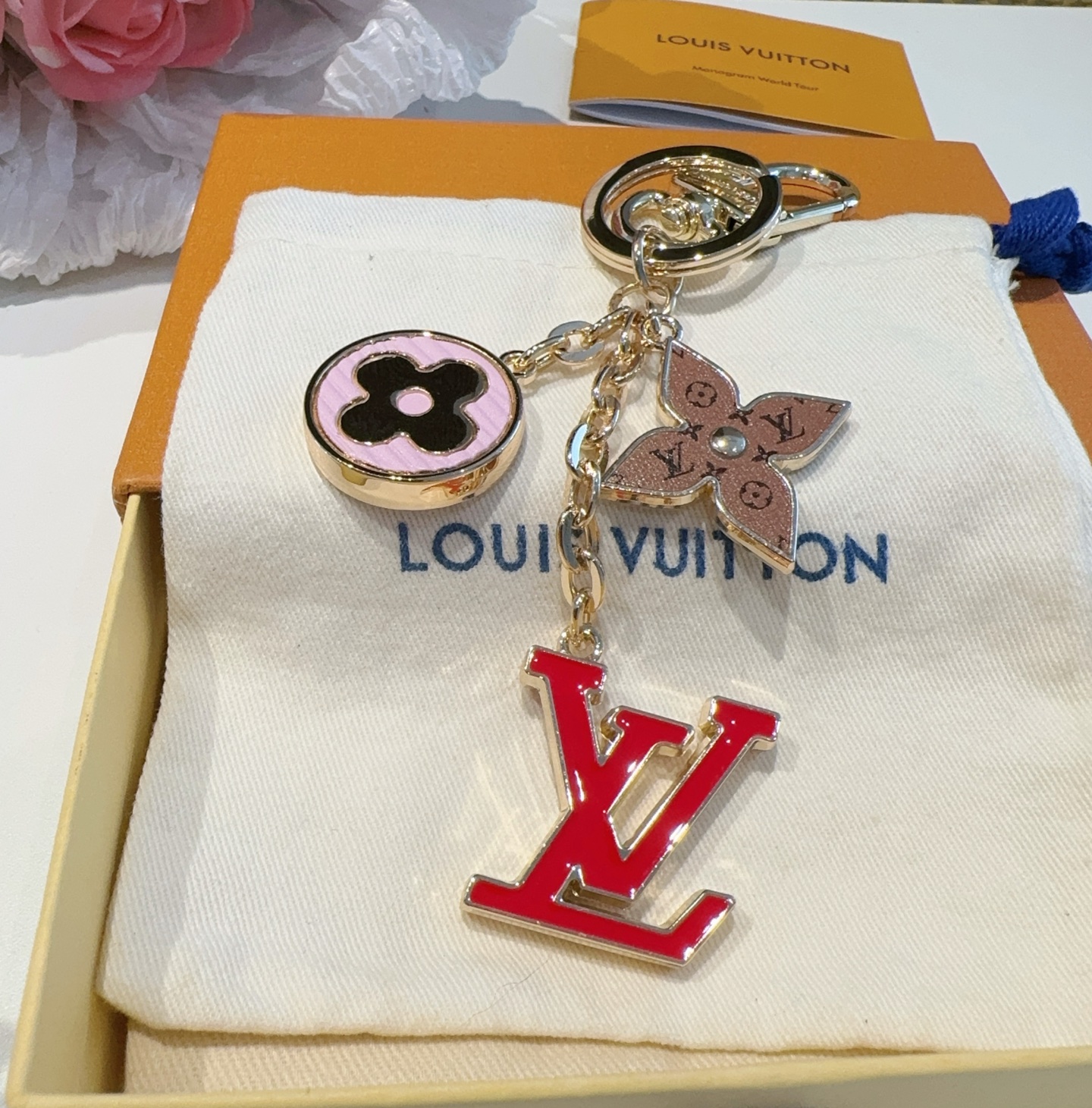  。Lv 钥匙扣包挂件
SPring Street Chain 包饰将 Monogram 花卉和 LV 