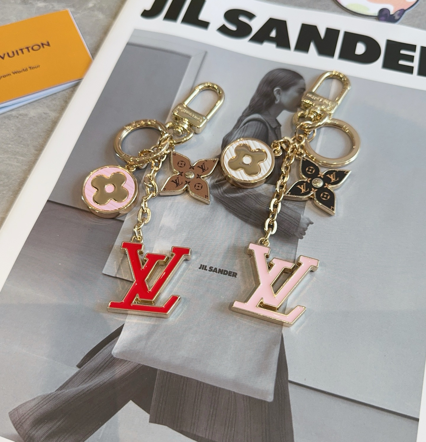  。Lv 钥匙扣包挂件
SPring Street Chain 包饰将 Monogram 花卉和 LV 