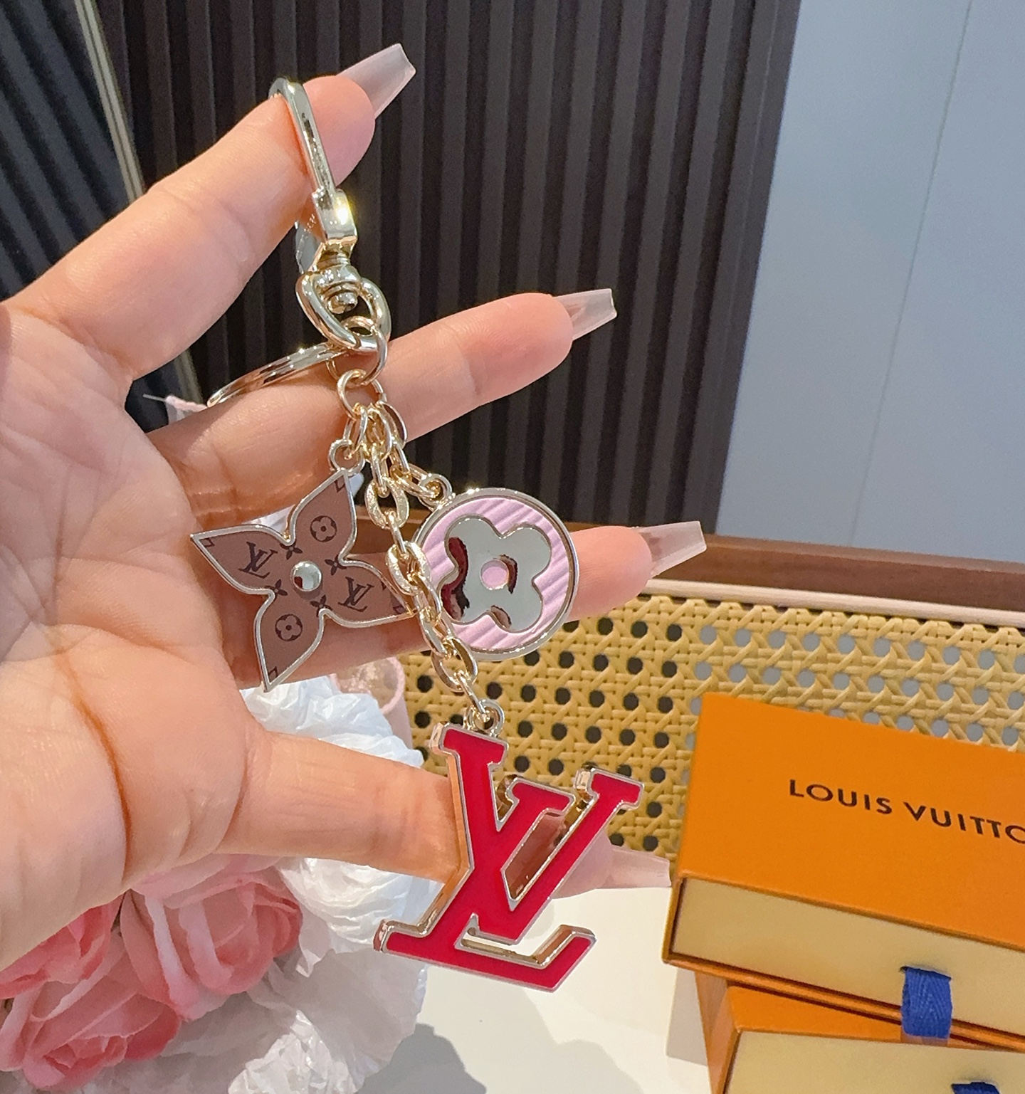  。Lv 钥匙扣包挂件
SPring Street Chain 包饰将 Monogram 花卉和 LV 
