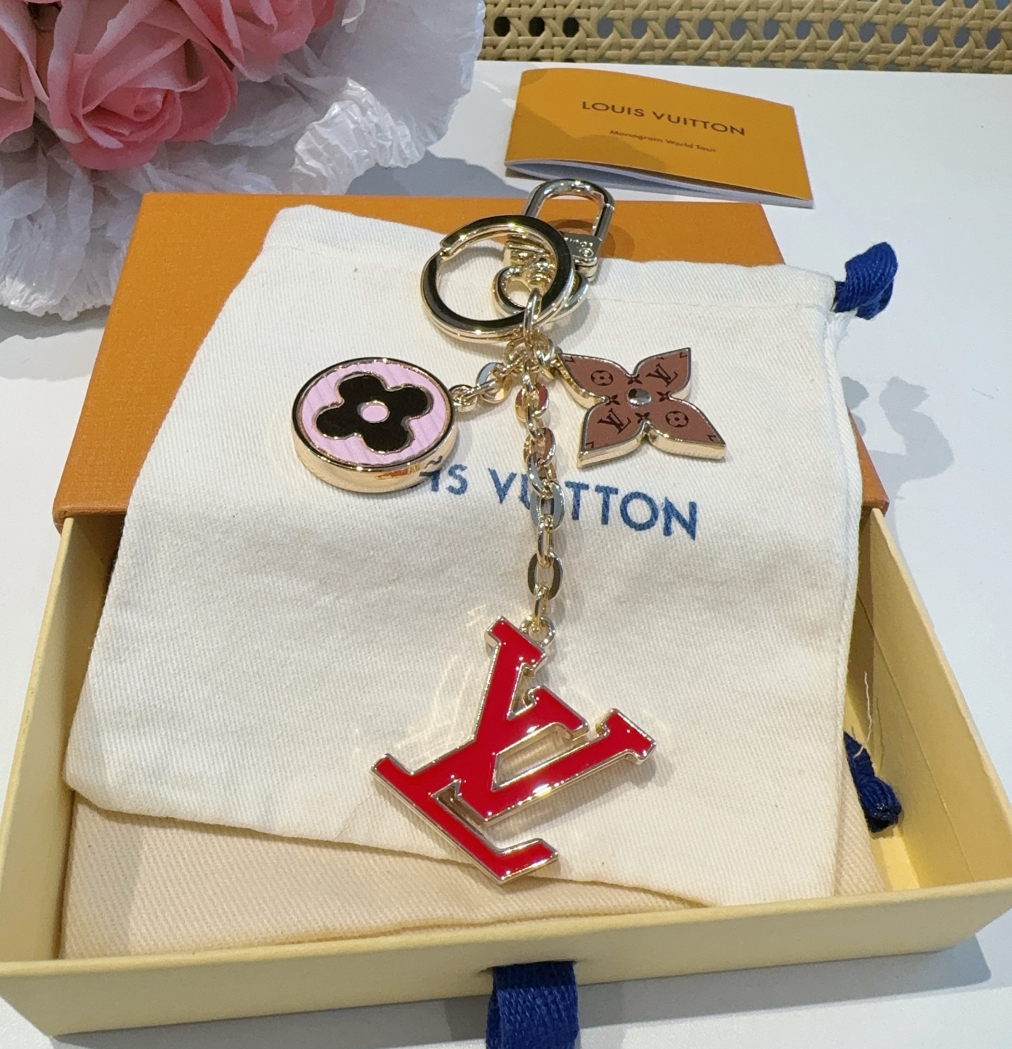  。Lv 钥匙扣包挂件
SPring Street Chain 包饰将 Monogram 花卉和 LV 