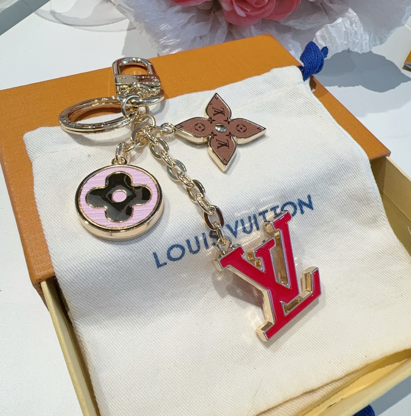  。Lv 钥匙扣包挂件
SPring Street Chain 包饰将 Monogram 花卉和 LV 