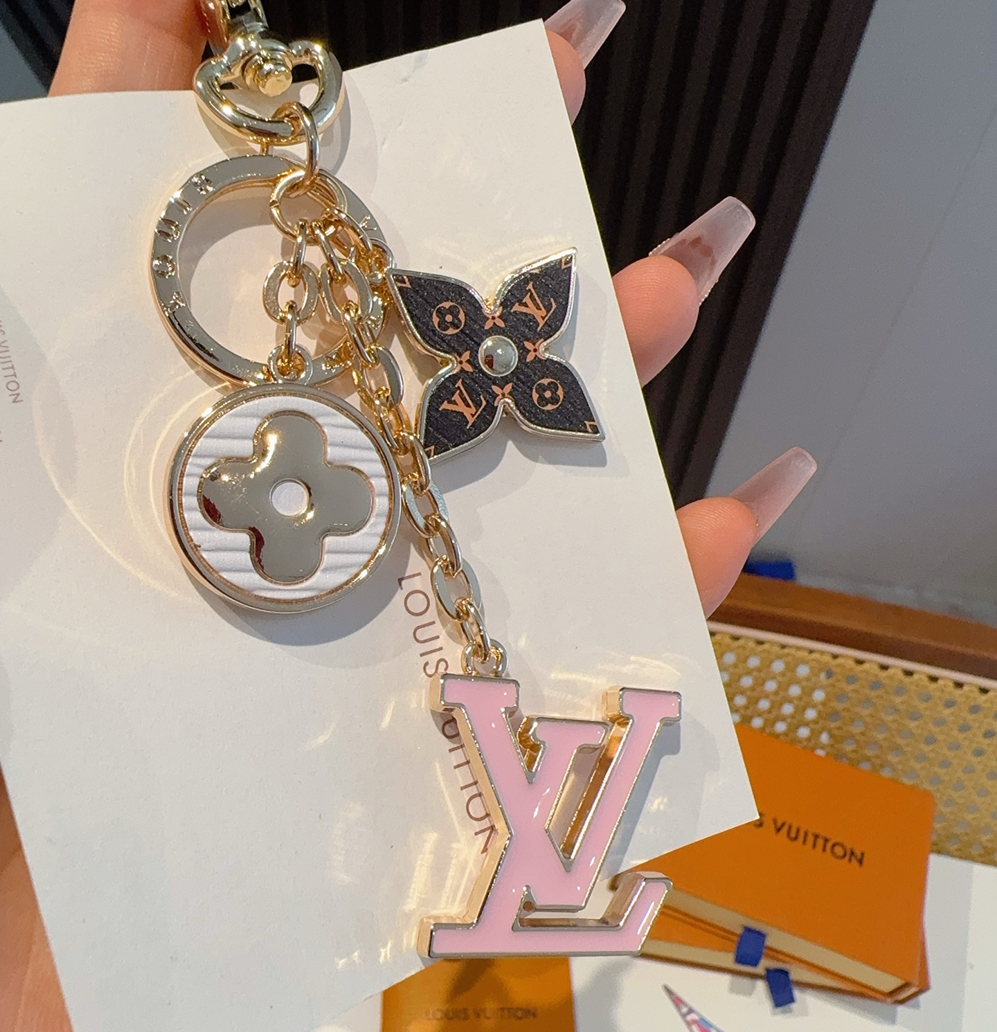  。Lv 钥匙扣包挂件
SPring Street Chain 包饰将 Monogram 花卉和 LV 