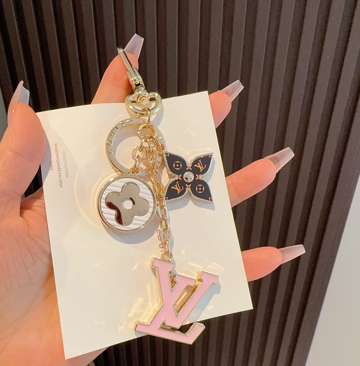  。Lv 钥匙扣包挂件
SPring Street Chain 包饰将 Monogram 花卉和 LV 