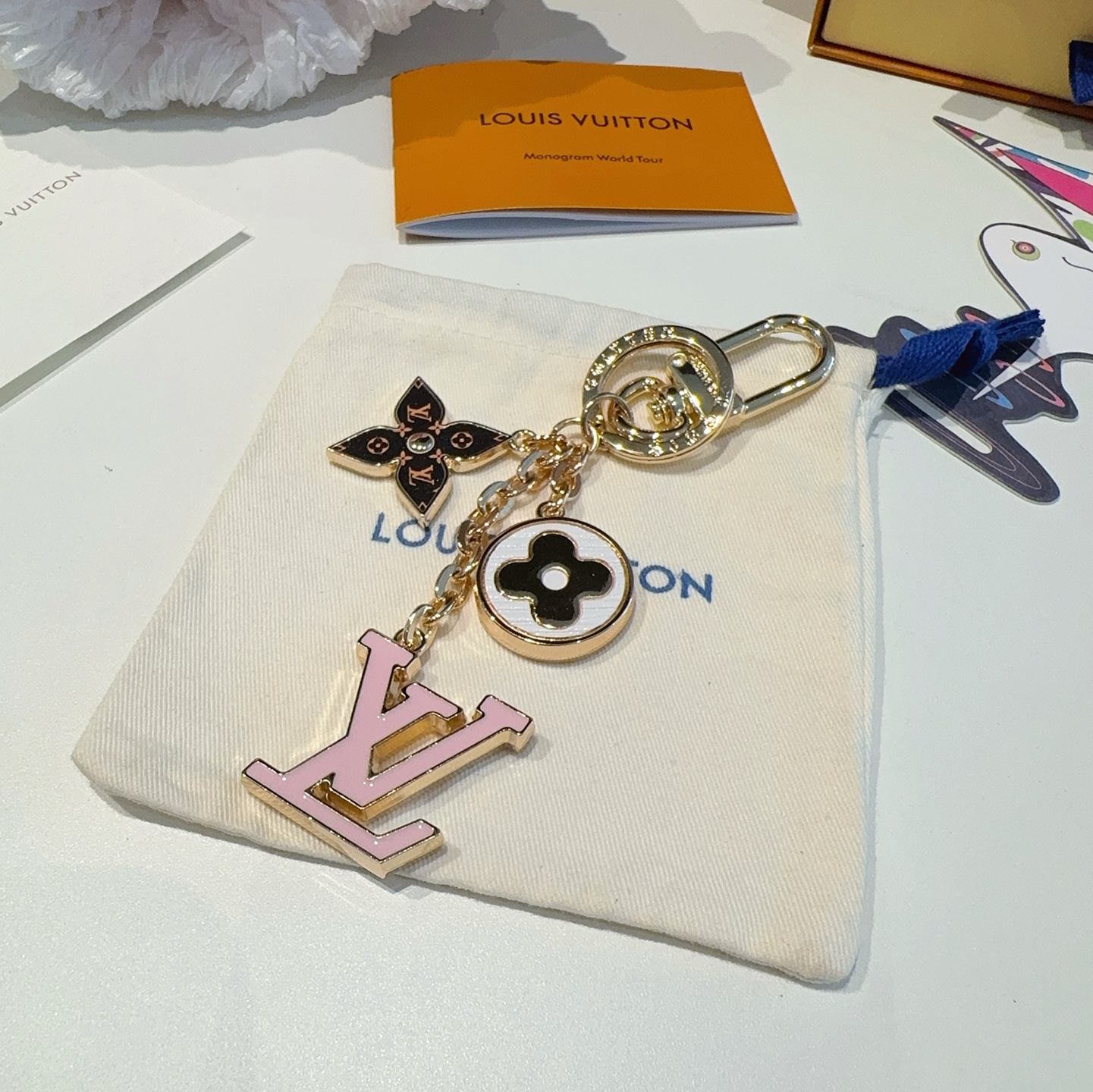  。Lv 钥匙扣包挂件
SPring Street Chain 包饰将 Monogram 花卉和 LV 