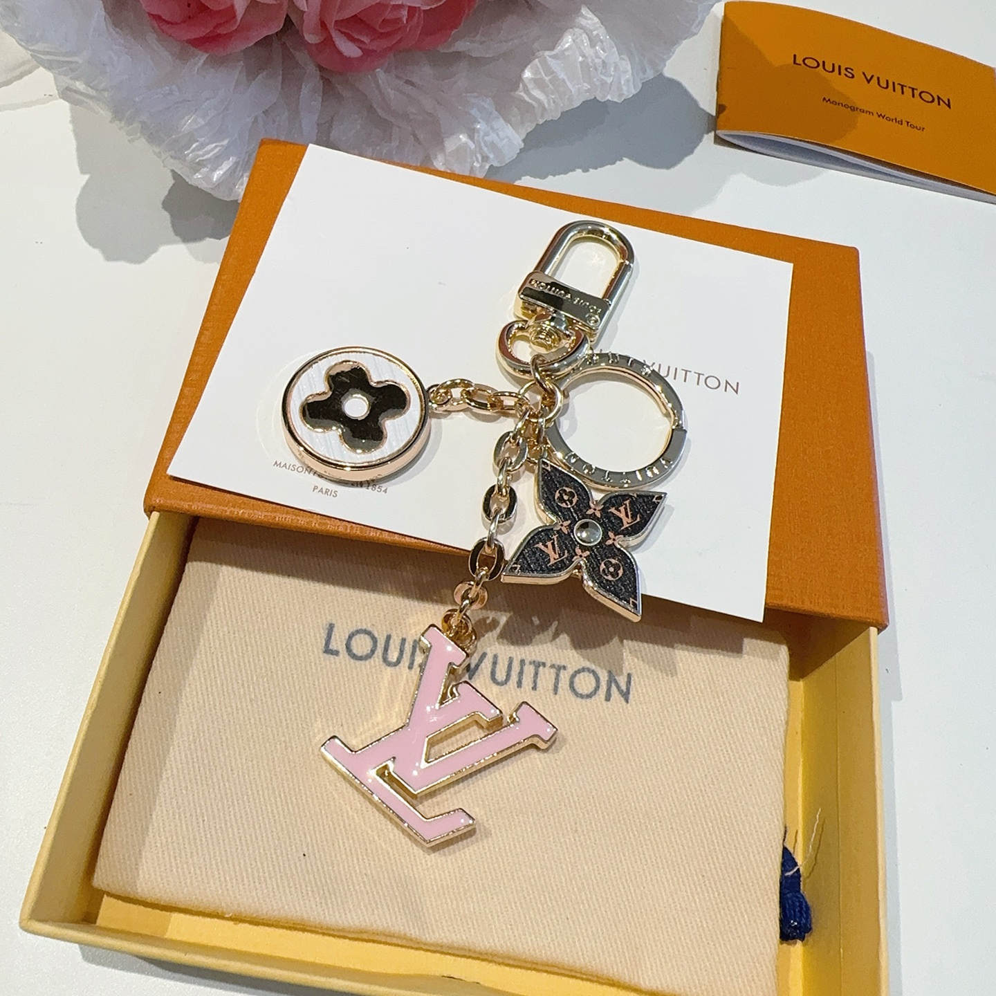  。Lv 钥匙扣包挂件
SPring Street Chain 包饰将 Monogram 花卉和 LV 