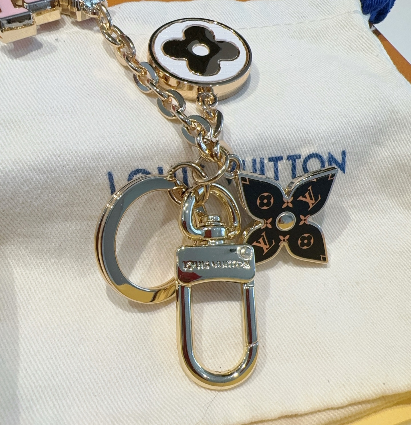  。Lv 钥匙扣包挂件
SPring Street Chain 包饰将 Monogram 花卉和 LV 