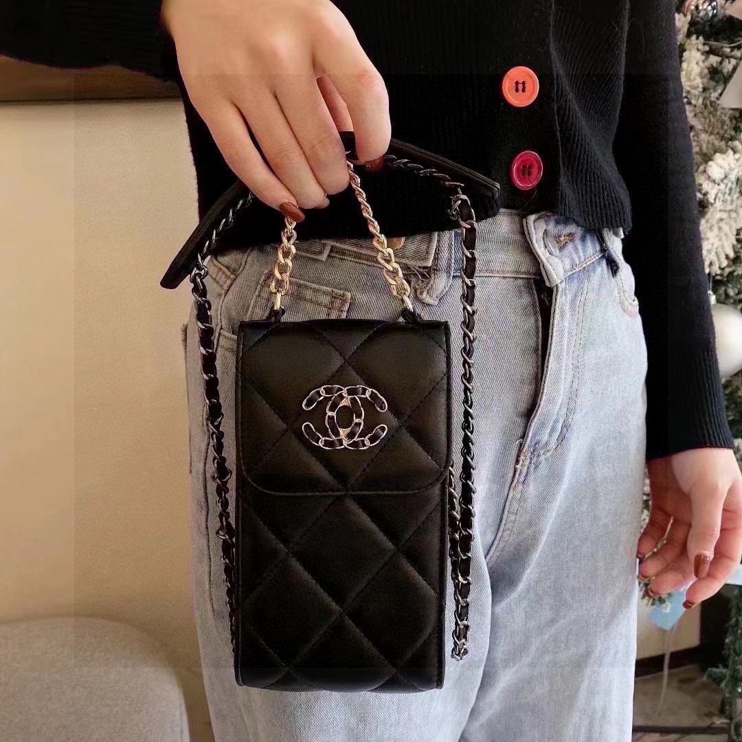  。香奈儿19系列手机包，精致做工，可手提，可斜挎，前后双袋设计，容量大，前袋可装手机，蓝牙耳机，化妆品