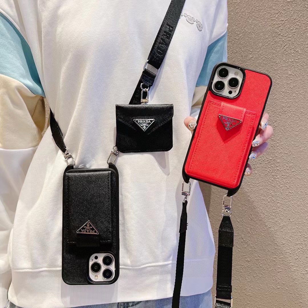 。PRADA▼普拉达 卡包斜挎 ➕套件
金属Logo十字纹皮革软边全包手机壳,官网同步发售
iPho