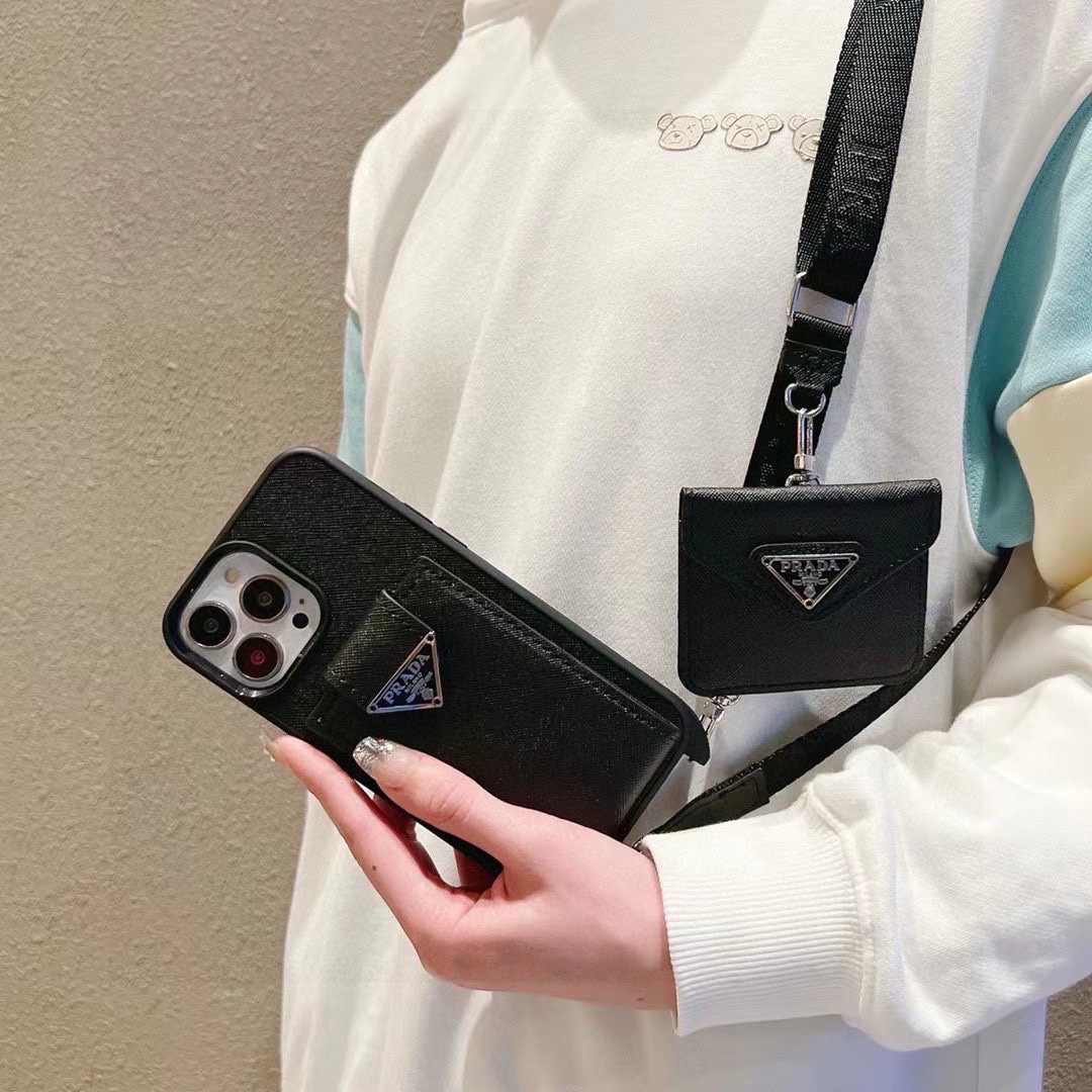 。PRADA▼普拉达 卡包斜挎 ➕套件
金属Logo十字纹皮革软边全包手机壳,官网同步发售
iPho
