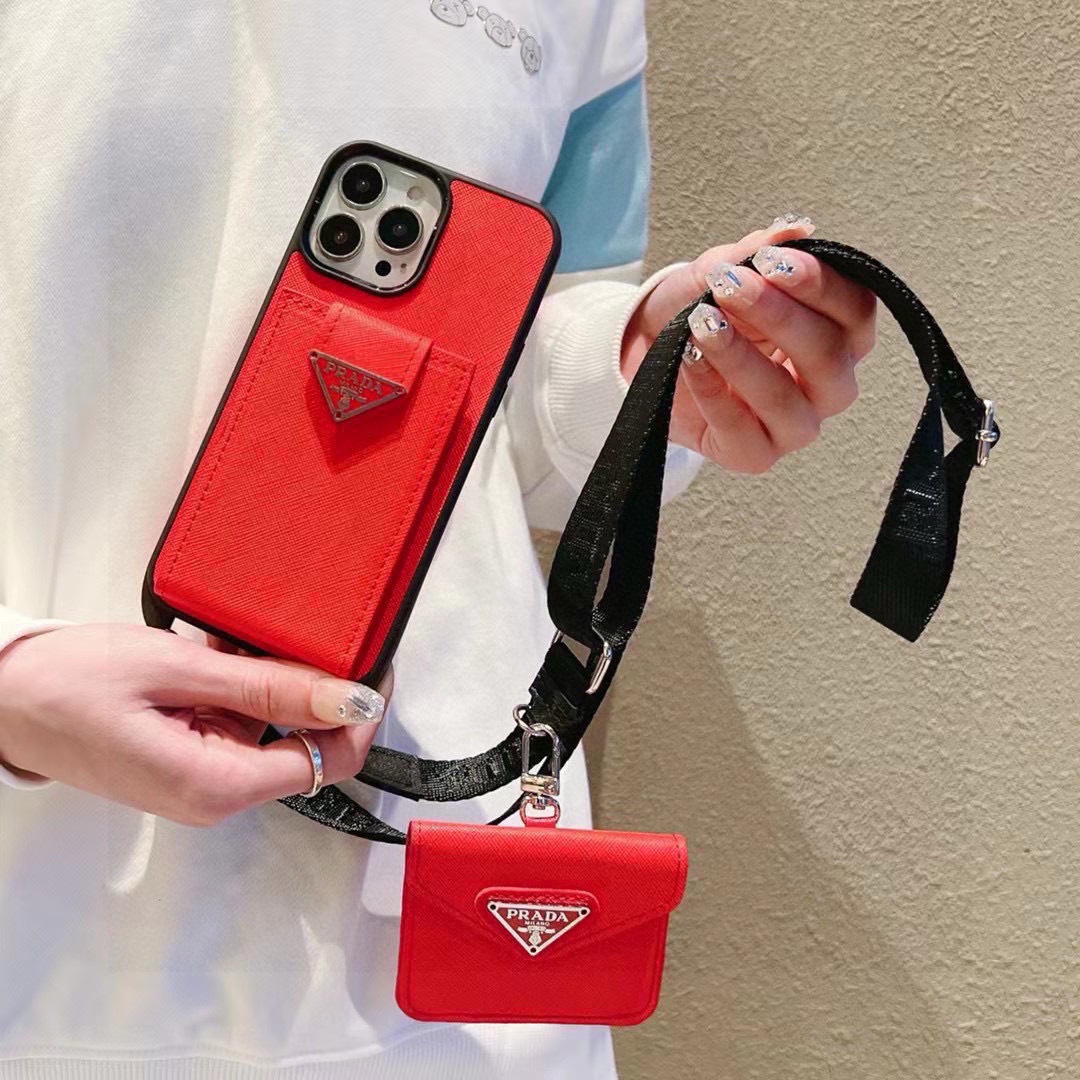 。PRADA▼普拉达 卡包斜挎 ➕套件
金属Logo十字纹皮革软边全包手机壳,官网同步发售
iPho