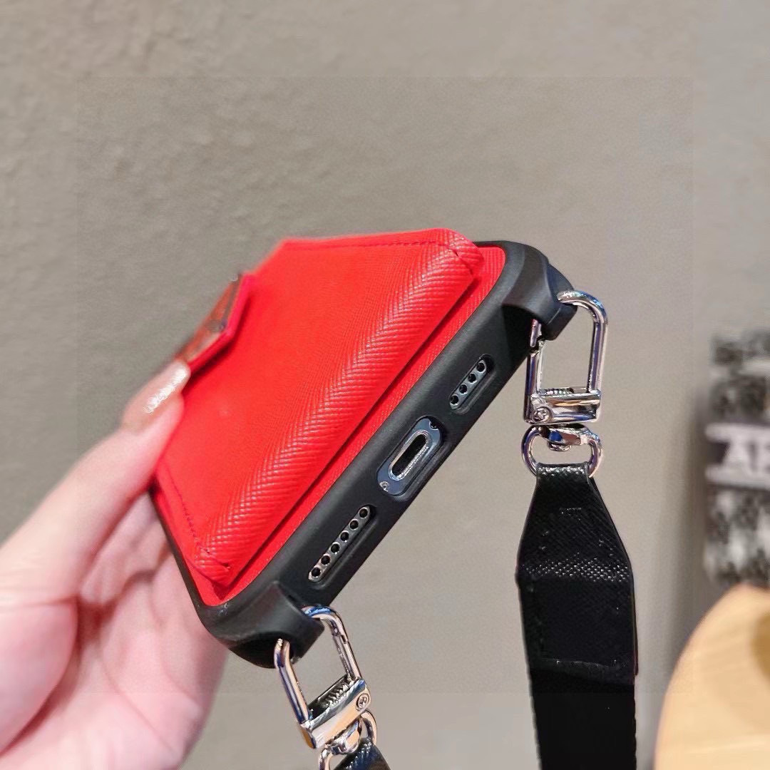 。PRADA▼普拉达 卡包斜挎 ➕套件
金属Logo十字纹皮革软边全包手机壳,官网同步发售
iPho