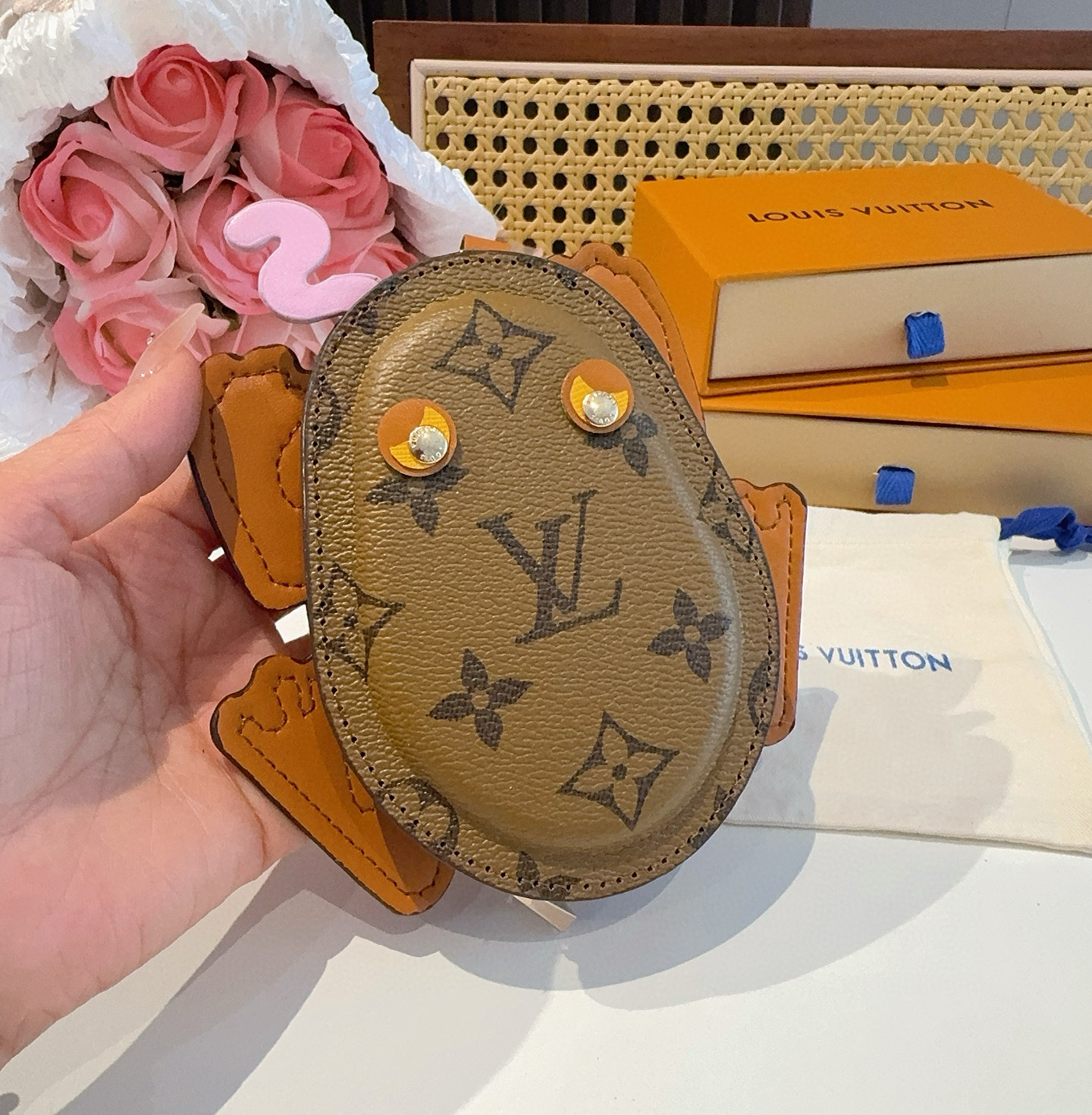    LV路易威登青蛙🐸耳机包 包包挂饰  可放口红💄蓝牙耳机 