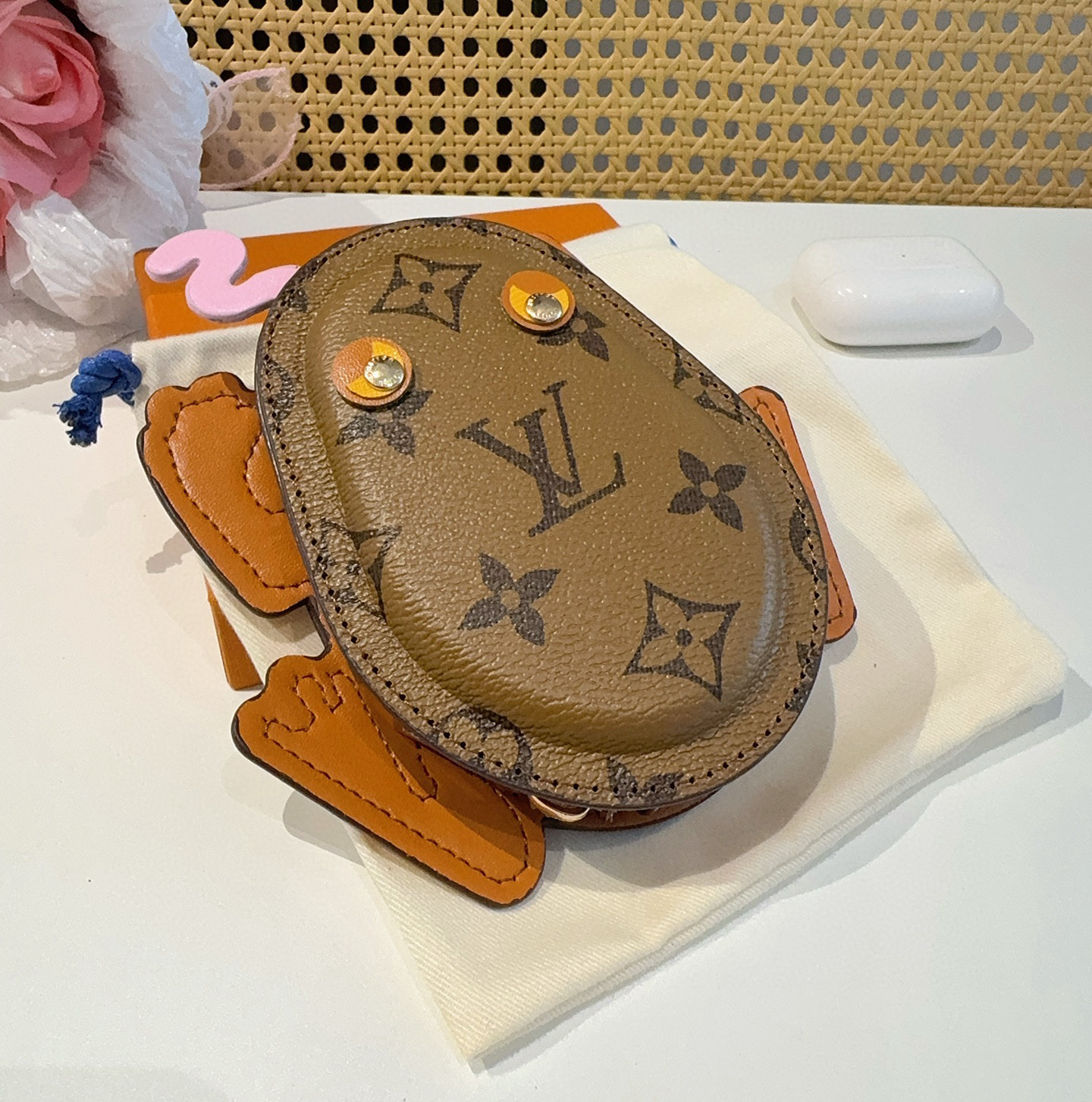    LV路易威登青蛙🐸耳机包 包包挂饰  可放口红💄蓝牙耳机 