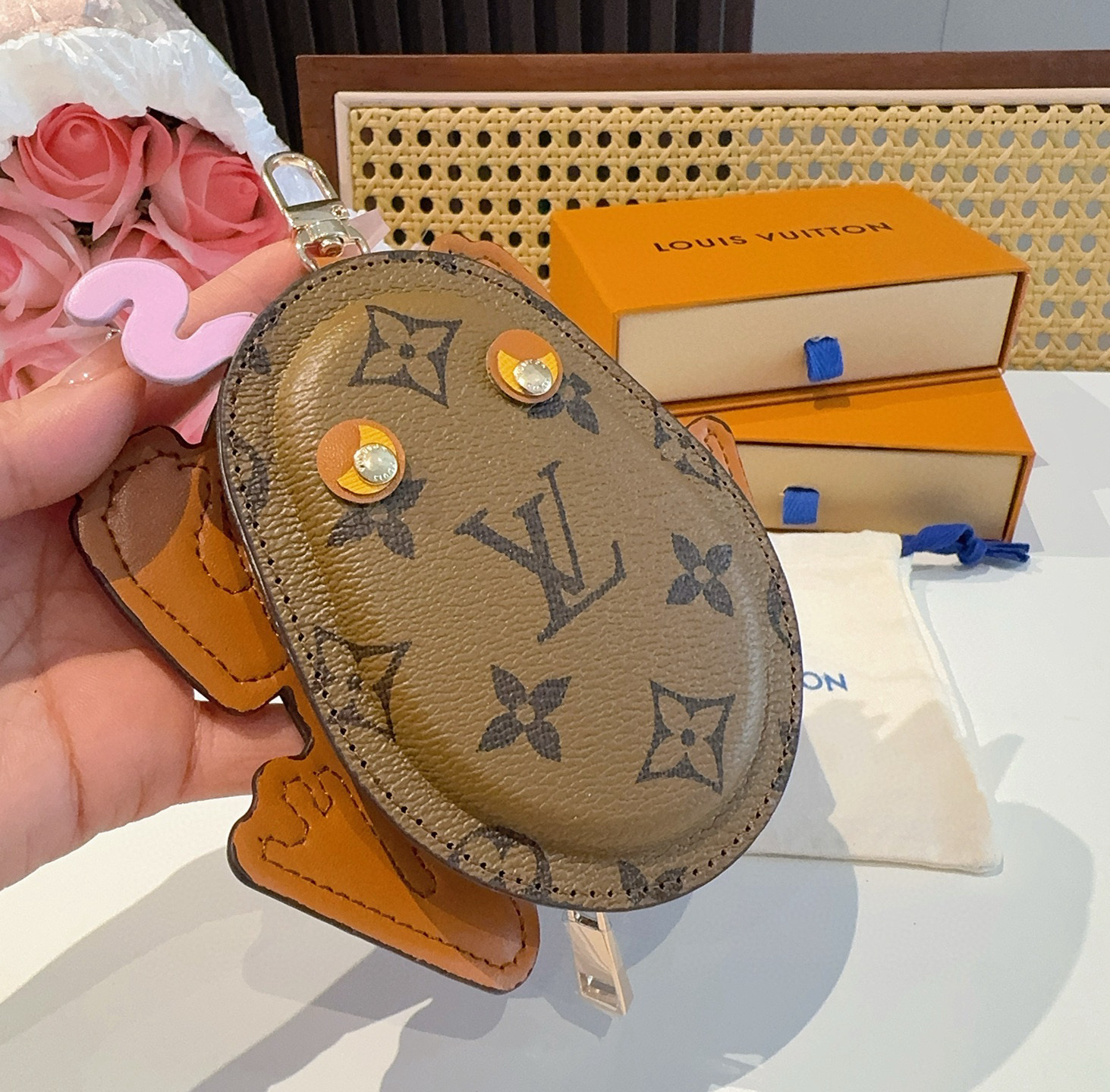    LV路易威登青蛙🐸耳机包 包包挂饰  可放口红💄蓝牙耳机 