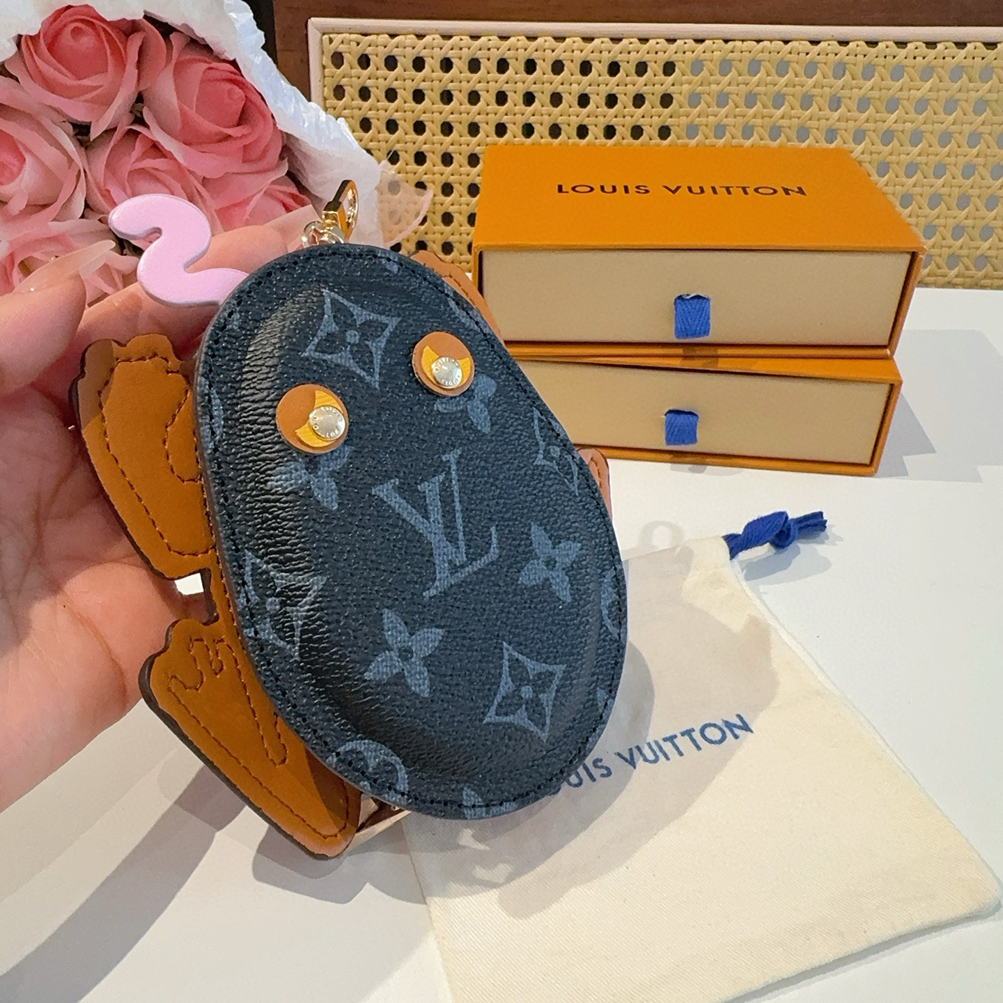    LV路易威登青蛙🐸耳机包 包包挂饰  可放口红💄蓝牙耳机 