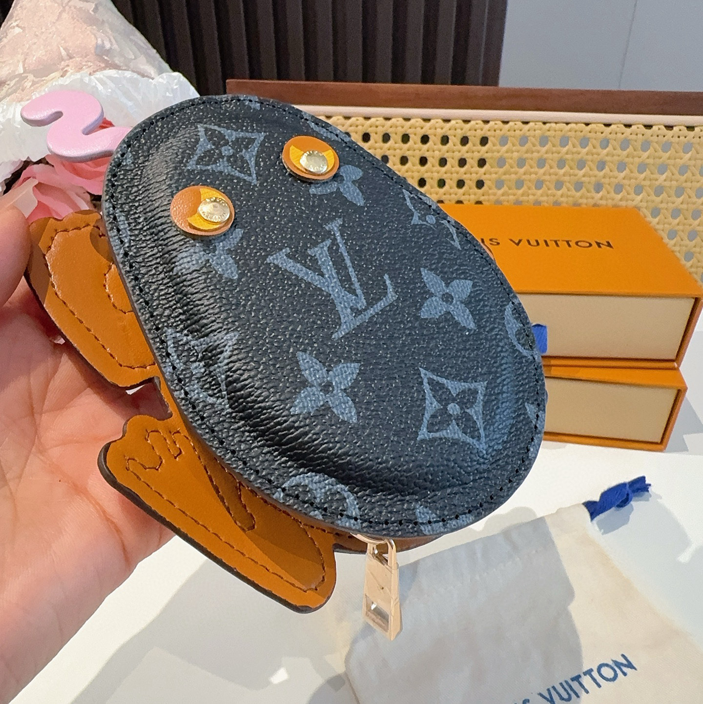    LV路易威登青蛙🐸耳机包 包包挂饰  可放口红💄蓝牙耳机 