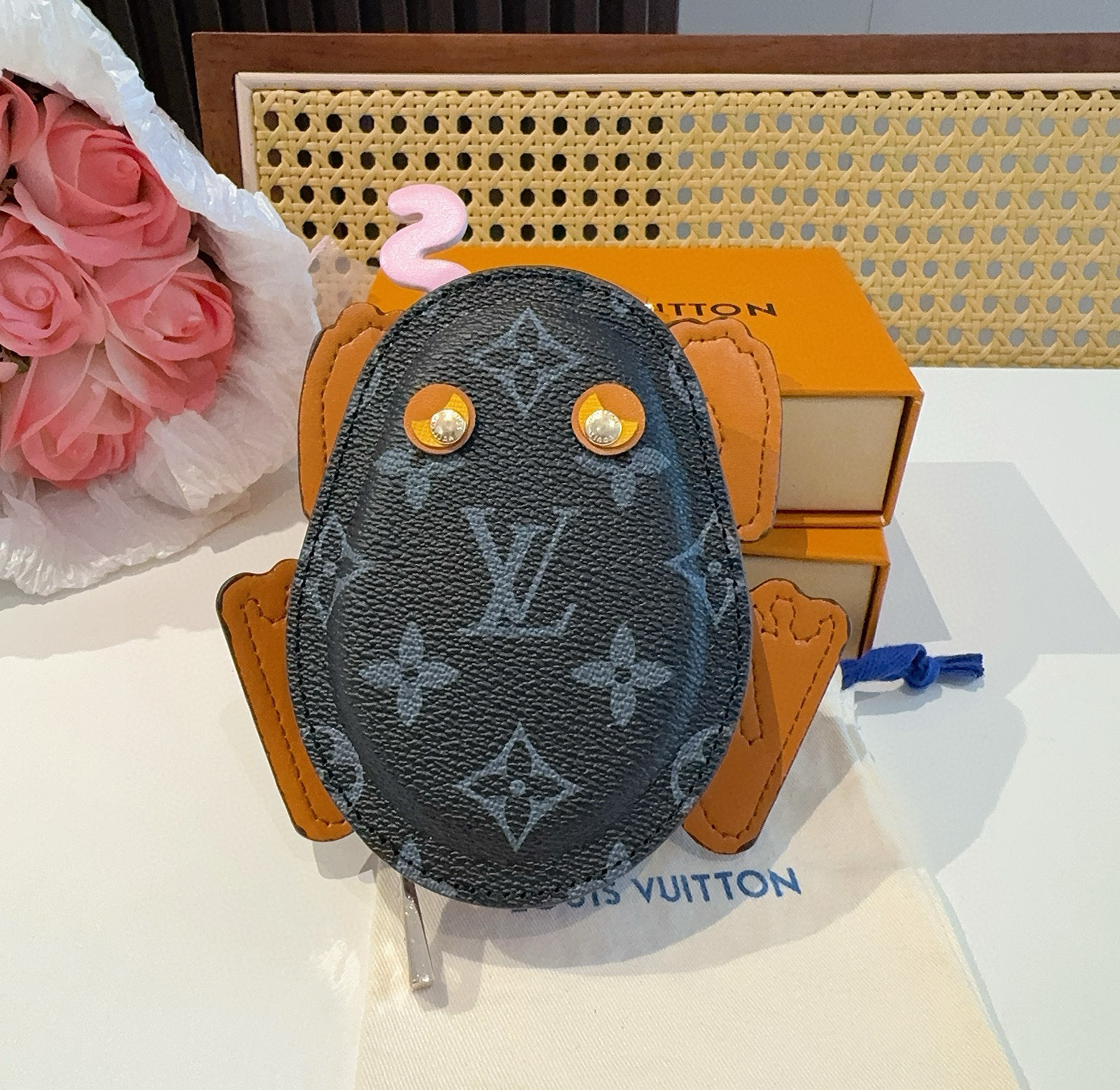    LV路易威登青蛙🐸耳机包 包包挂饰  可放口红💄蓝牙耳机 