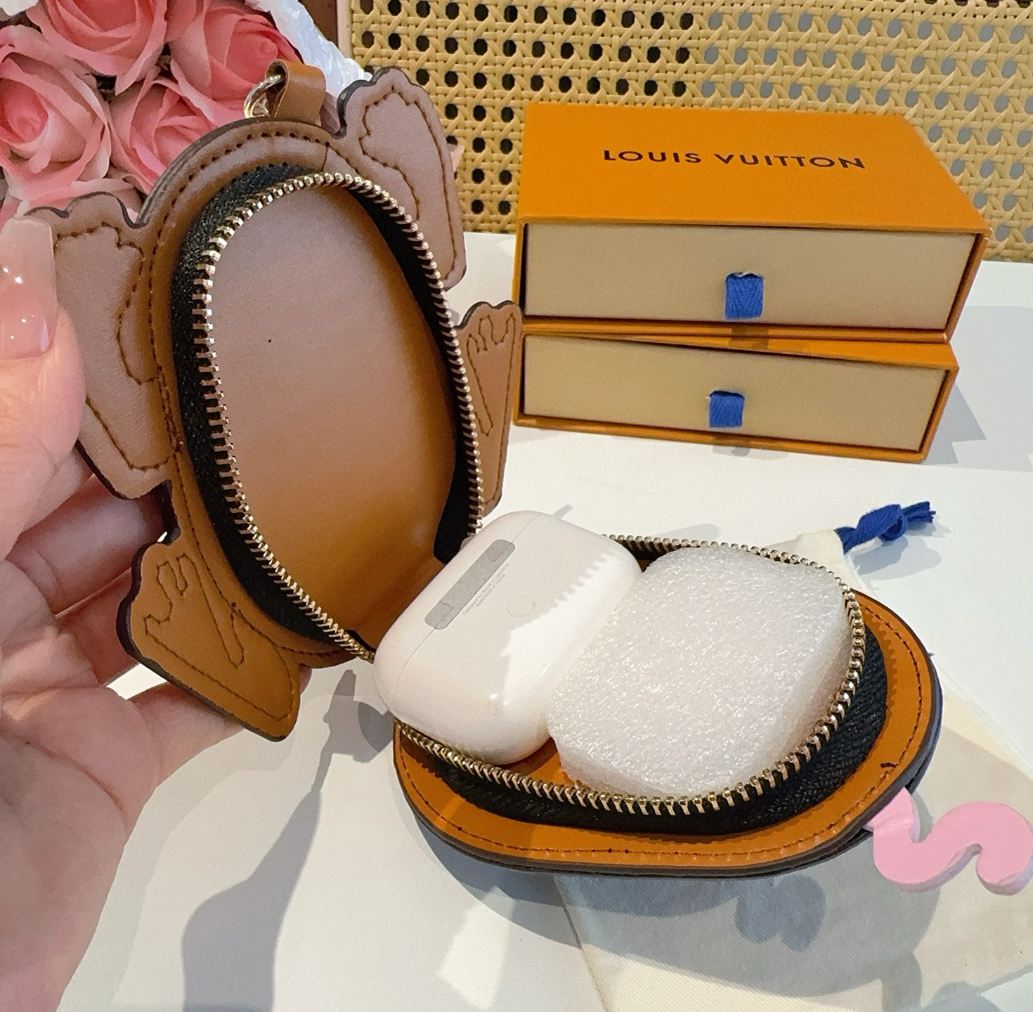    LV路易威登青蛙🐸耳机包 包包挂饰  可放口红💄蓝牙耳机 