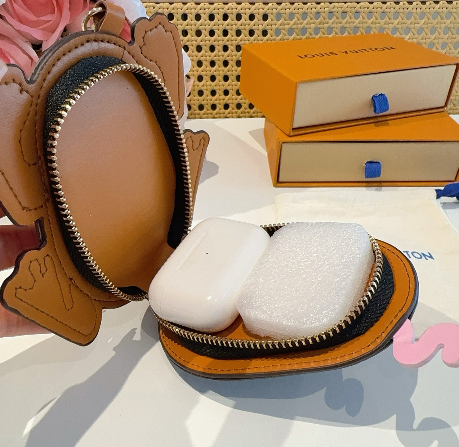    LV路易威登青蛙🐸耳机包 包包挂饰  可放口红💄蓝牙耳机 