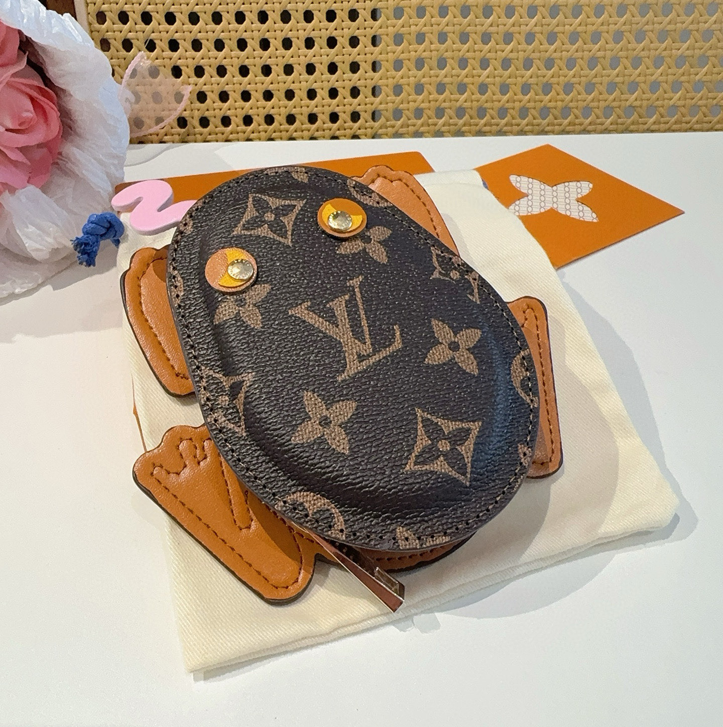    LV路易威登青蛙🐸耳机包 包包挂饰  可放口红💄蓝牙耳机 