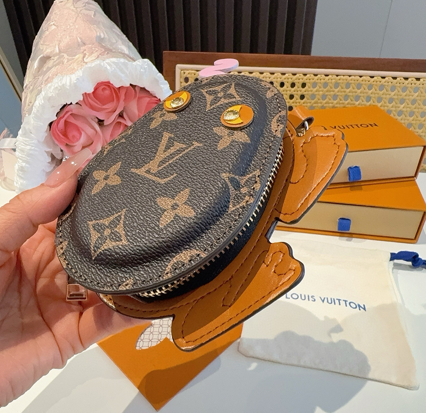    LV路易威登青蛙🐸耳机包 包包挂饰  可放口红💄蓝牙耳机 