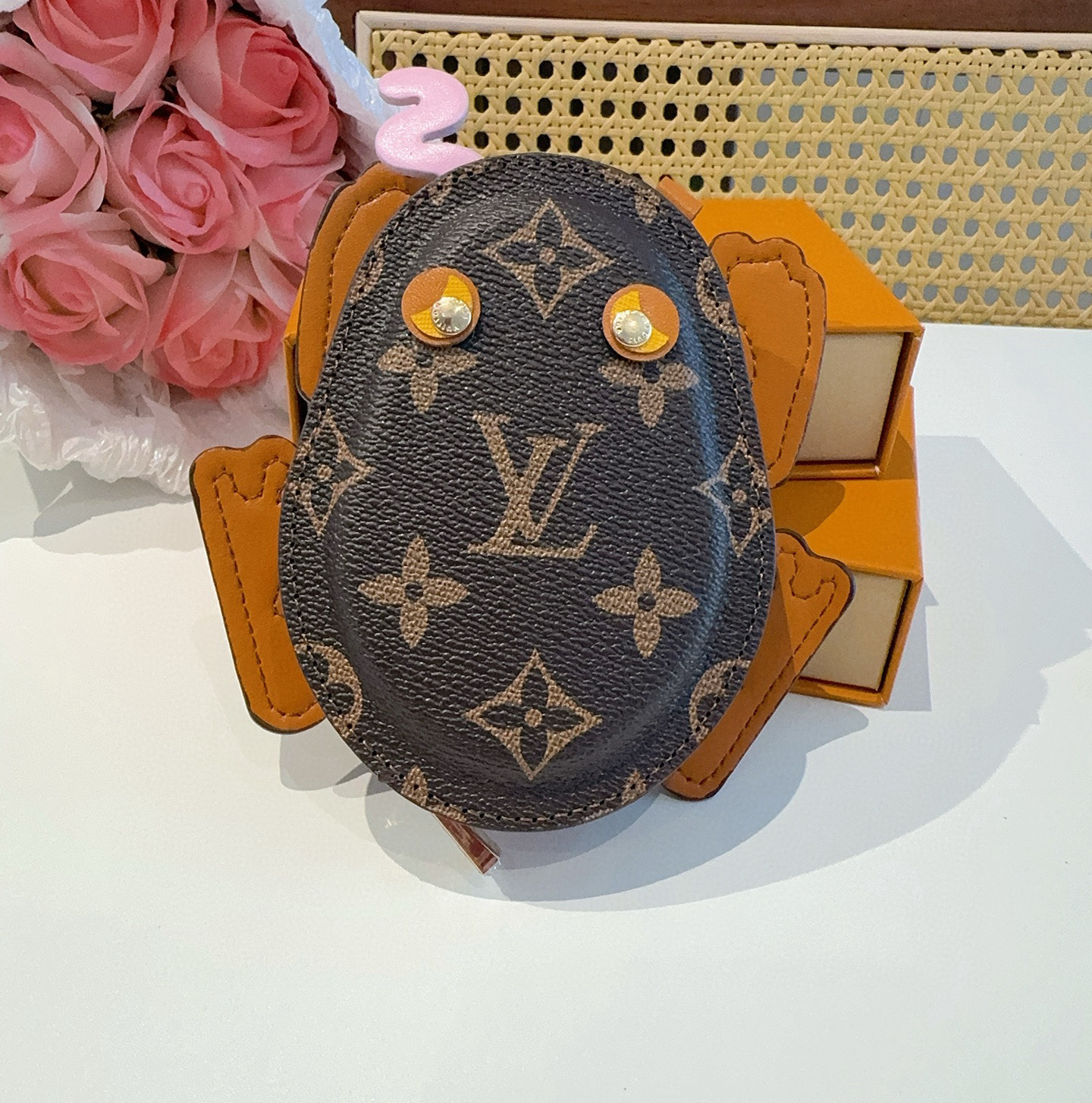    LV路易威登青蛙🐸耳机包 包包挂饰  可放口红💄蓝牙耳机 